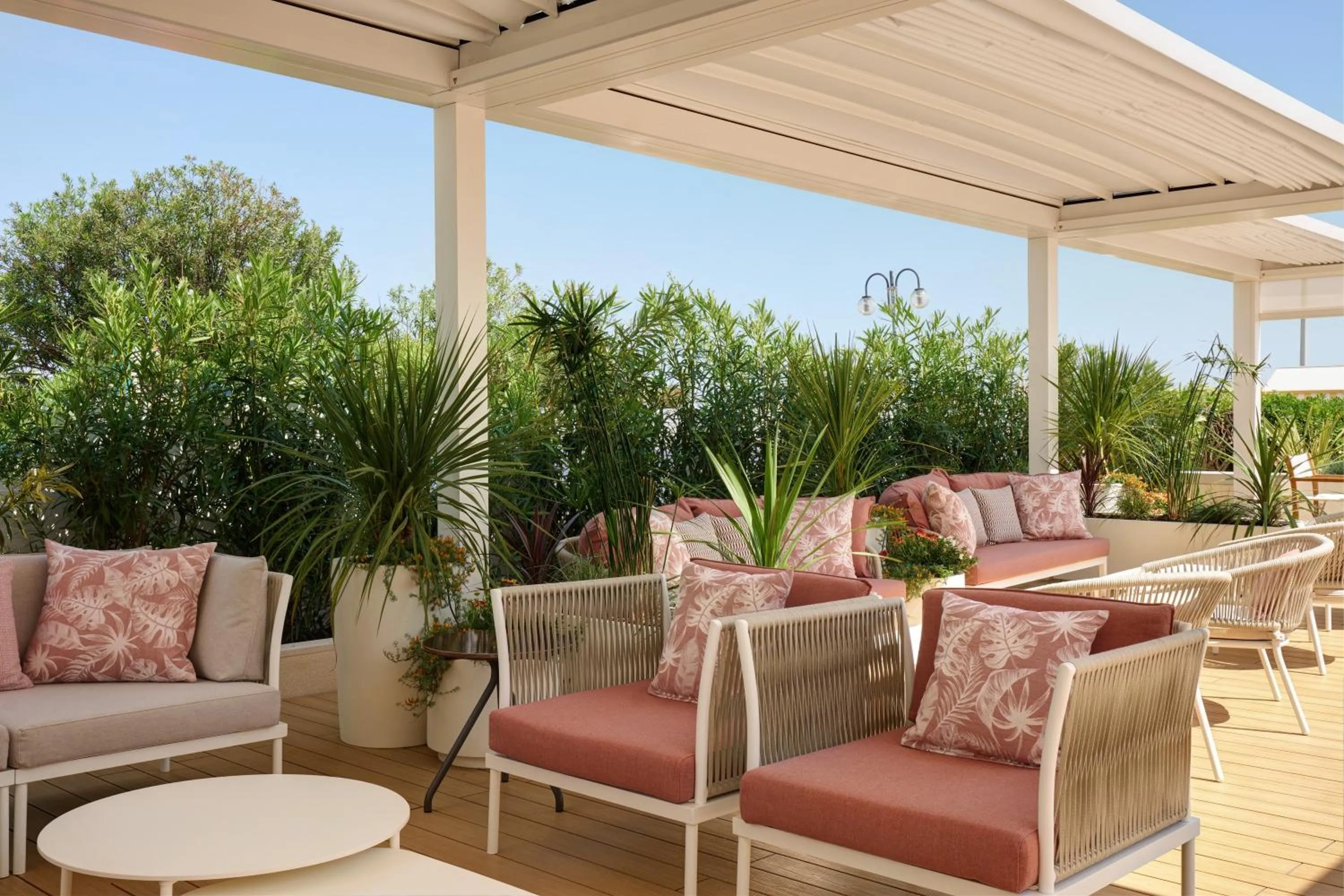 Restaurant/places to eat in Hotel Aurora