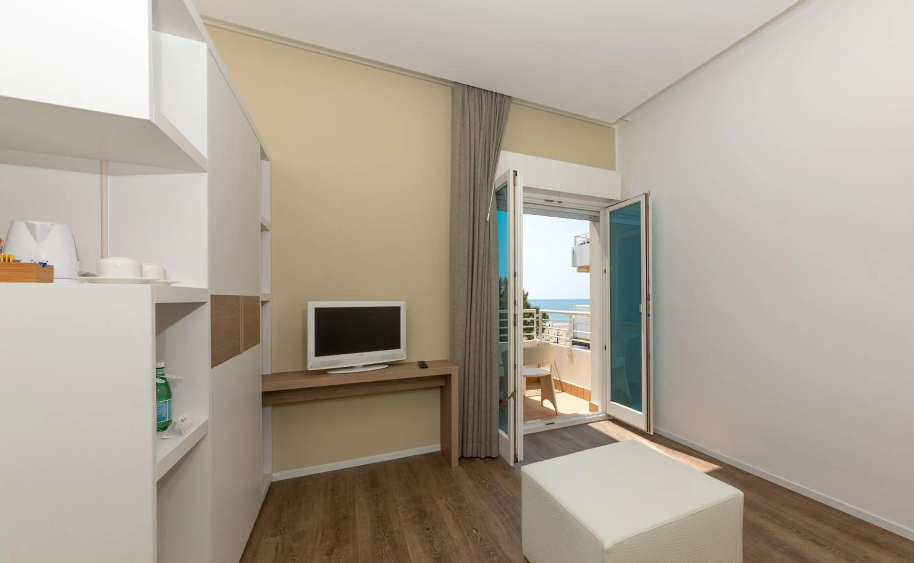 Seating area, Bed in Hotel Aurora