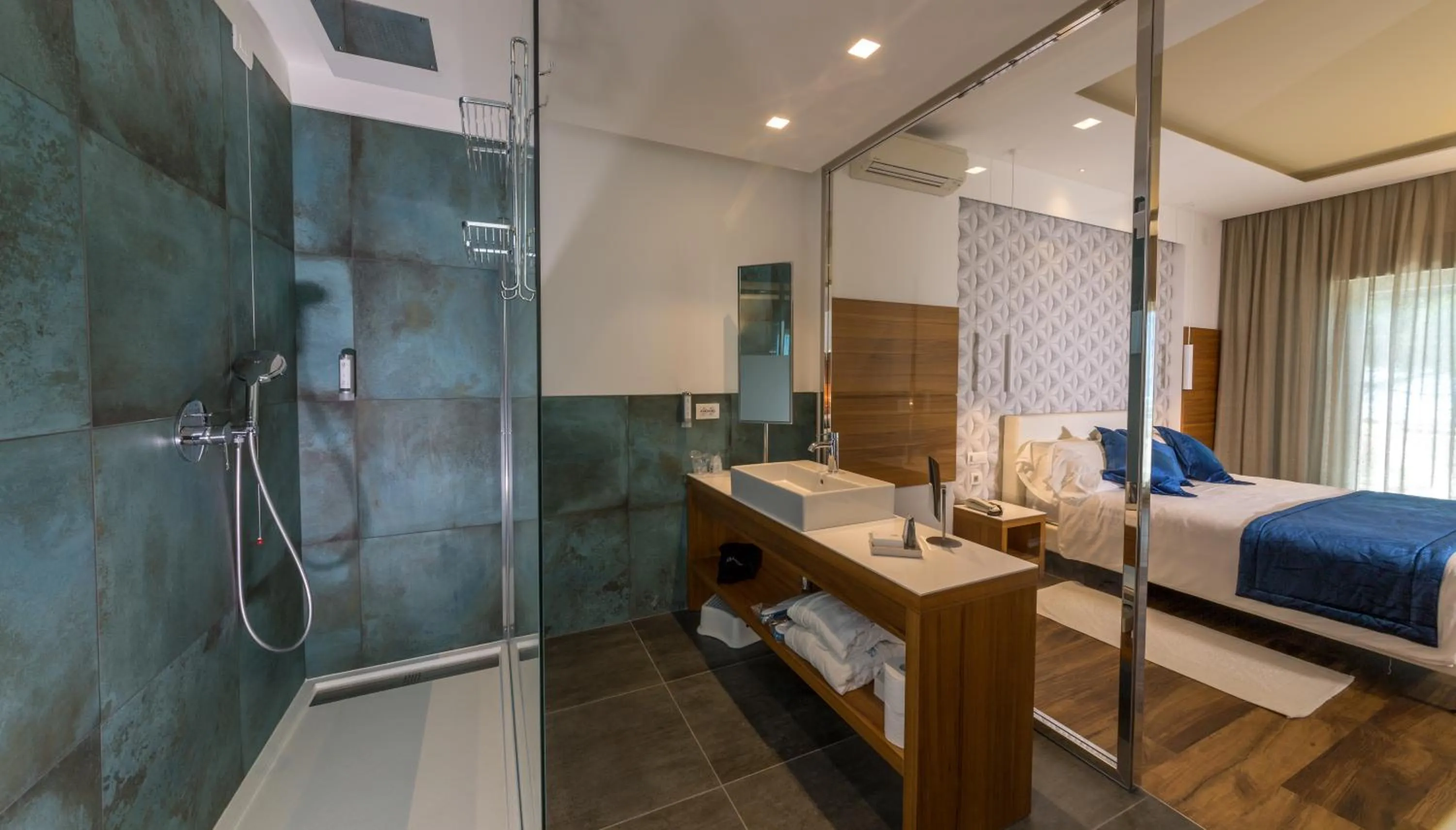 Bathroom, Bed in Hotel Aurora