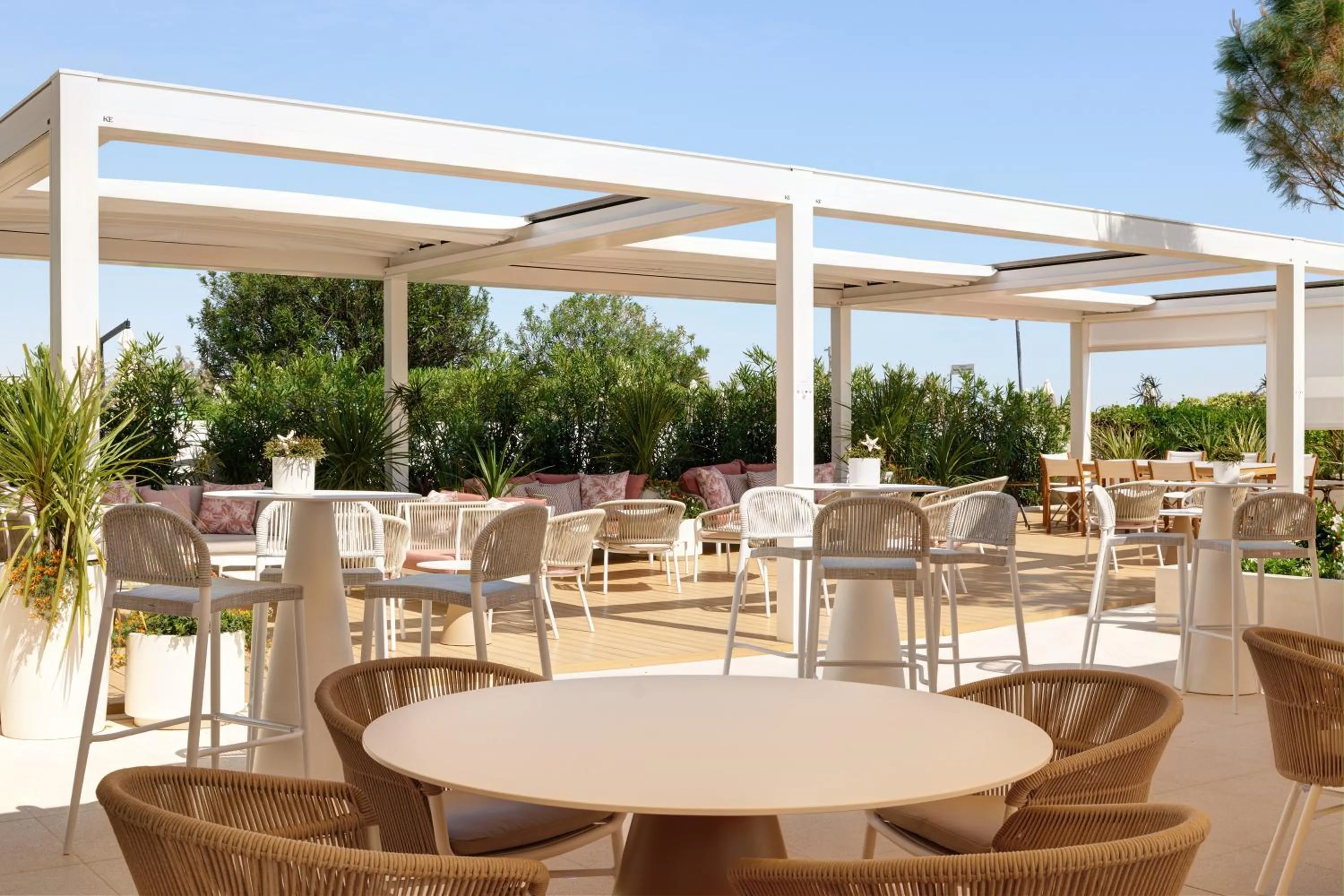 Restaurant/places to eat in Hotel Aurora