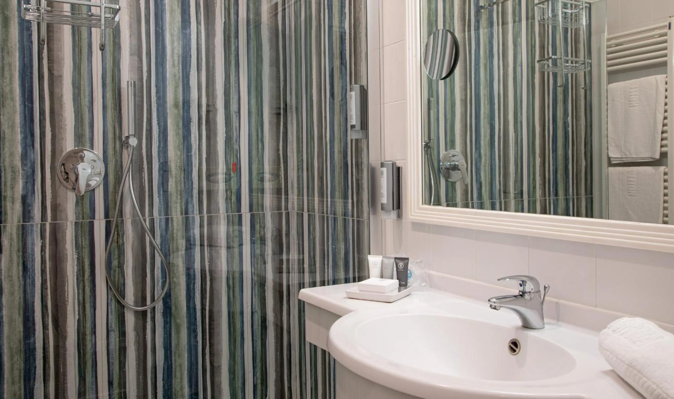 Photo of the whole room in Hotel Aurora