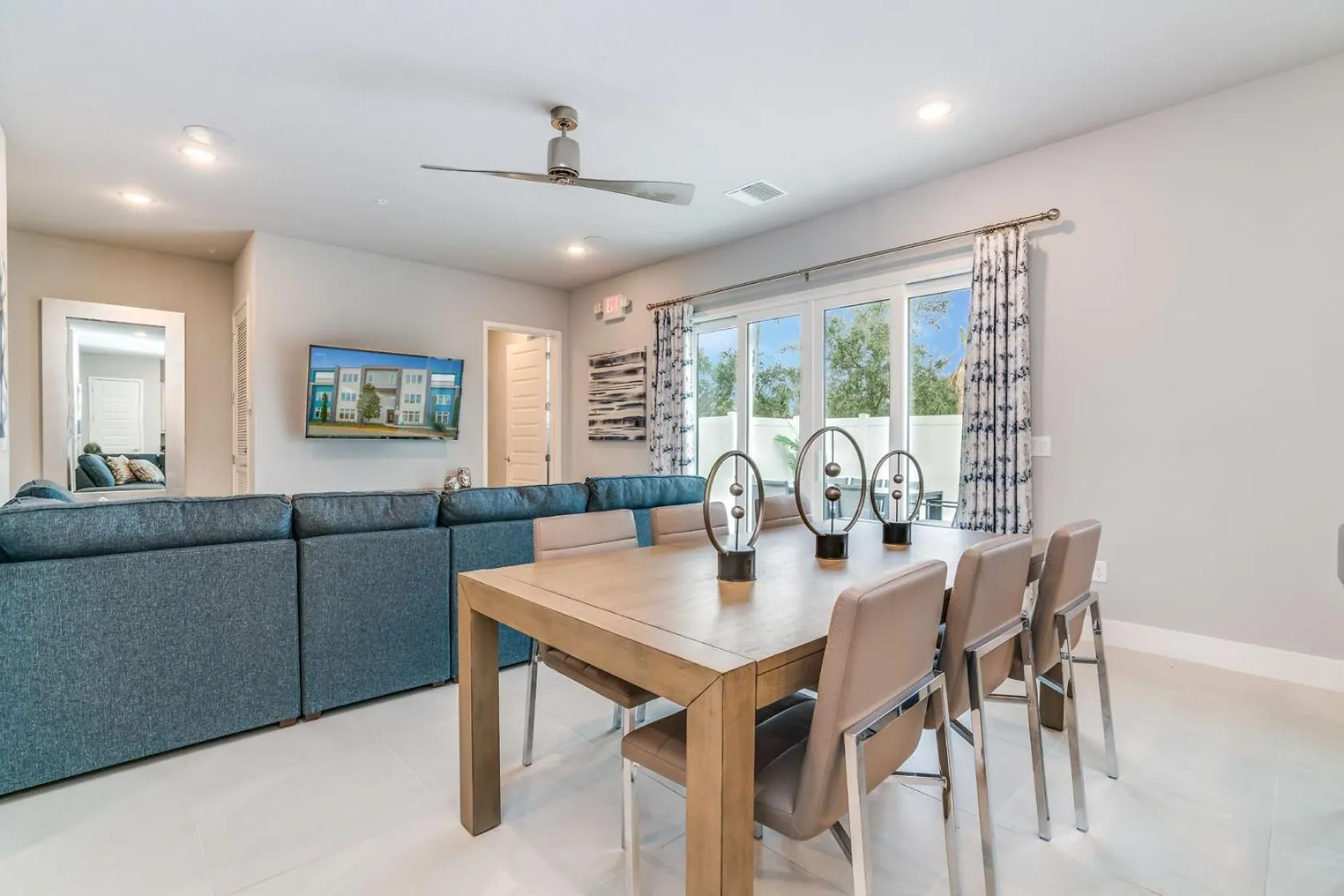 Dining area in Spectrum Resort Villas Orlando and Waterparks
