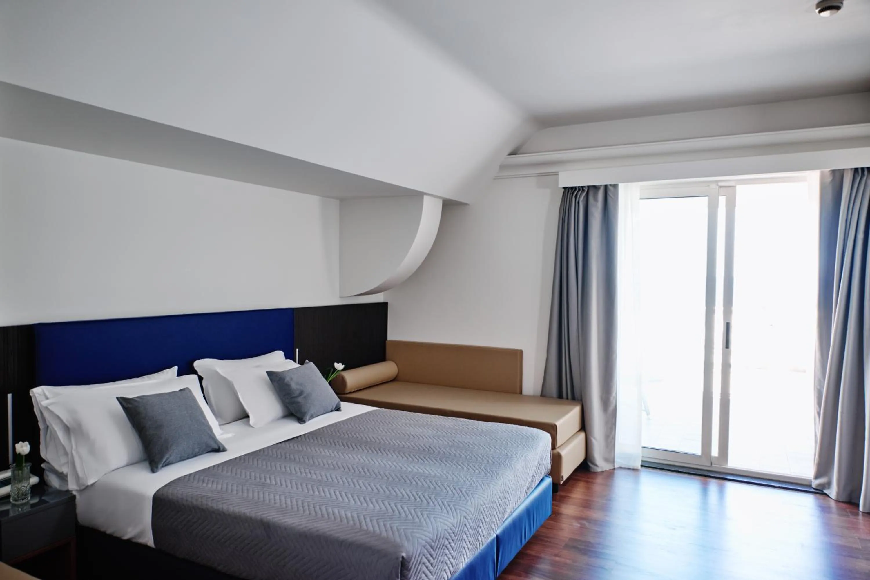 Photo of the whole room in Hotel Negresco