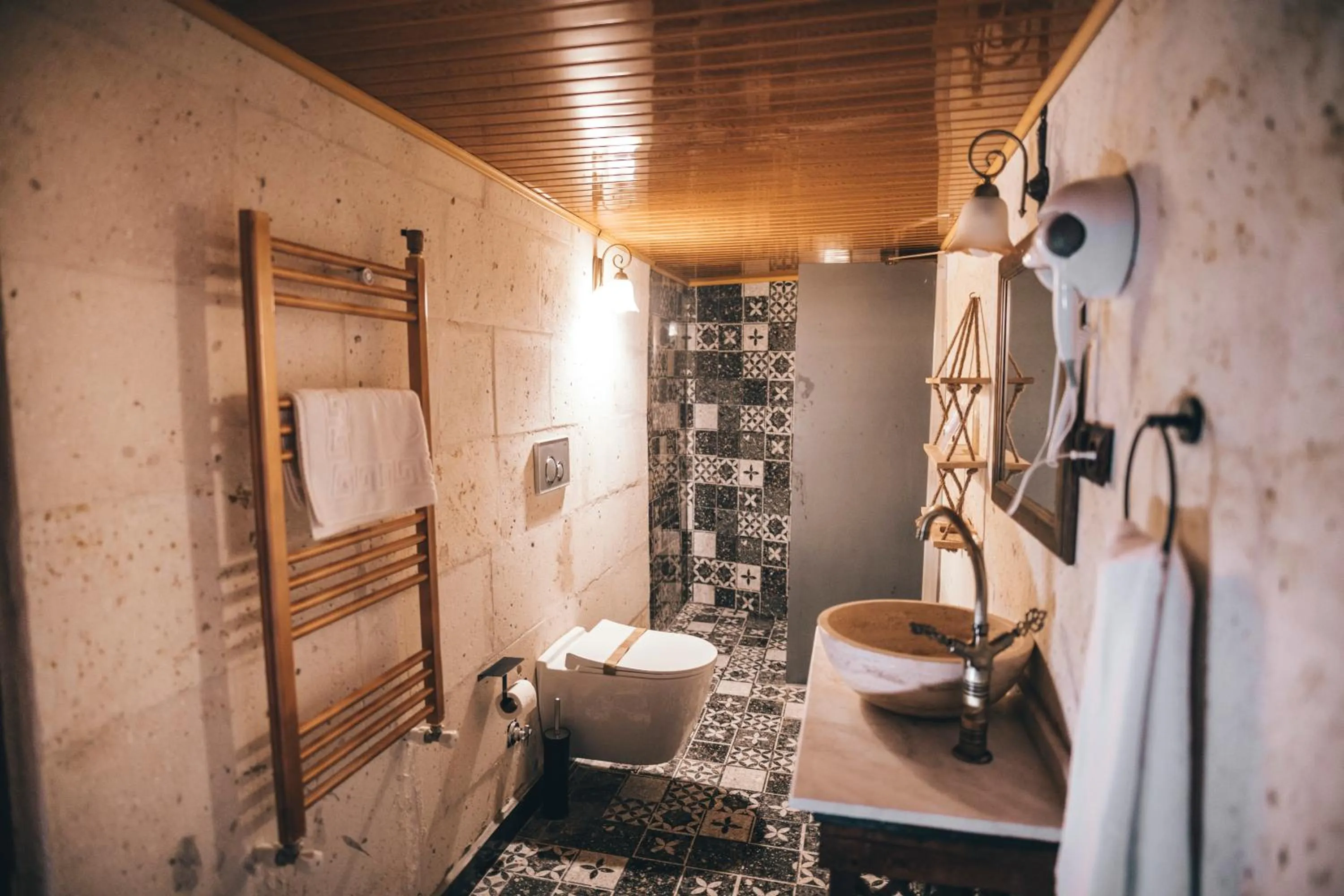 Shower in Tale Cave İnn