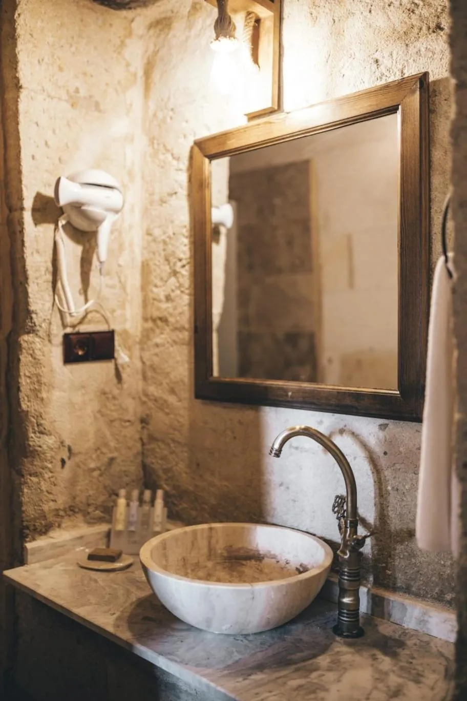 Shower in Tale Cave İnn