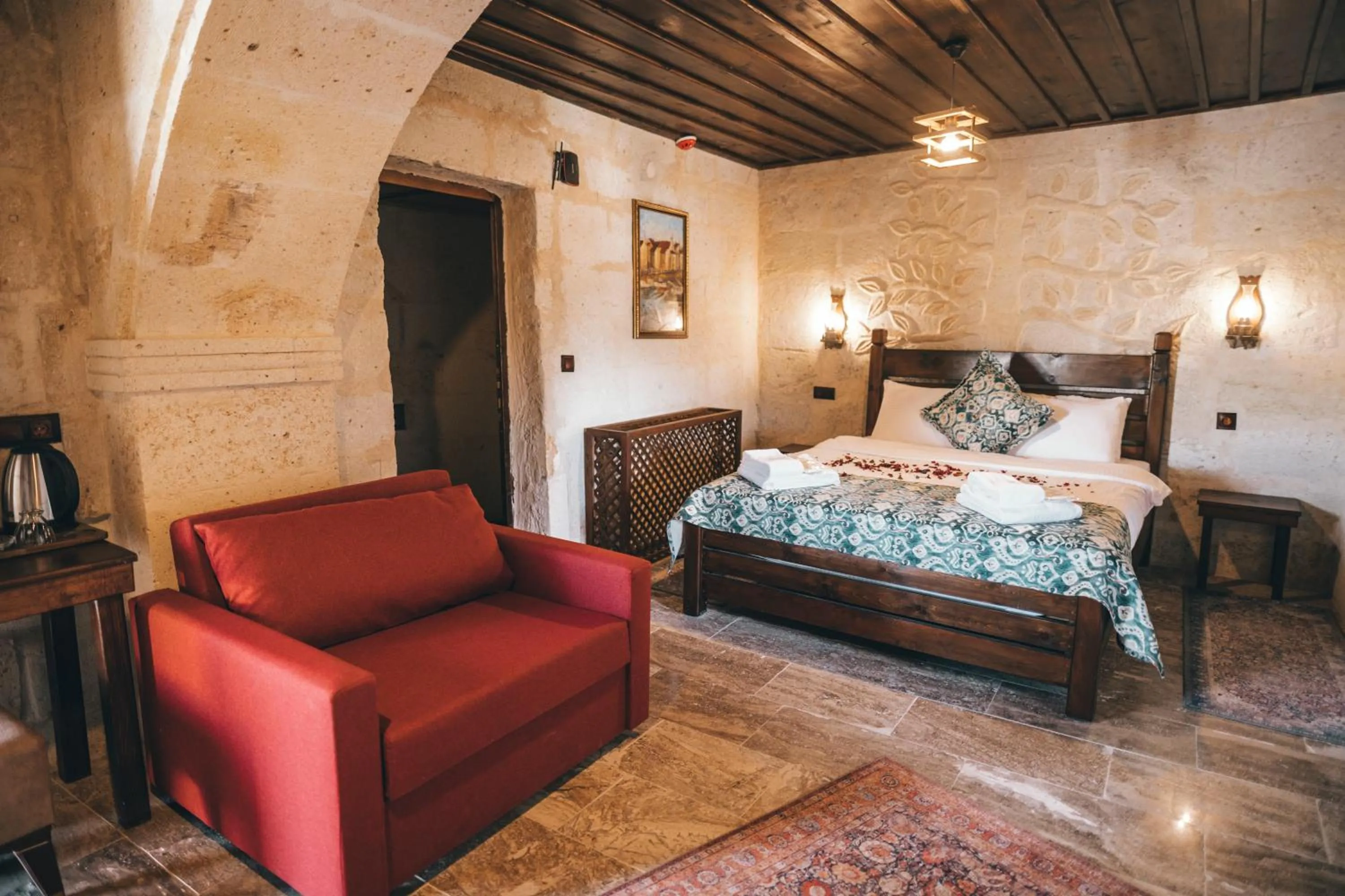 Bed in Tale Cave İnn