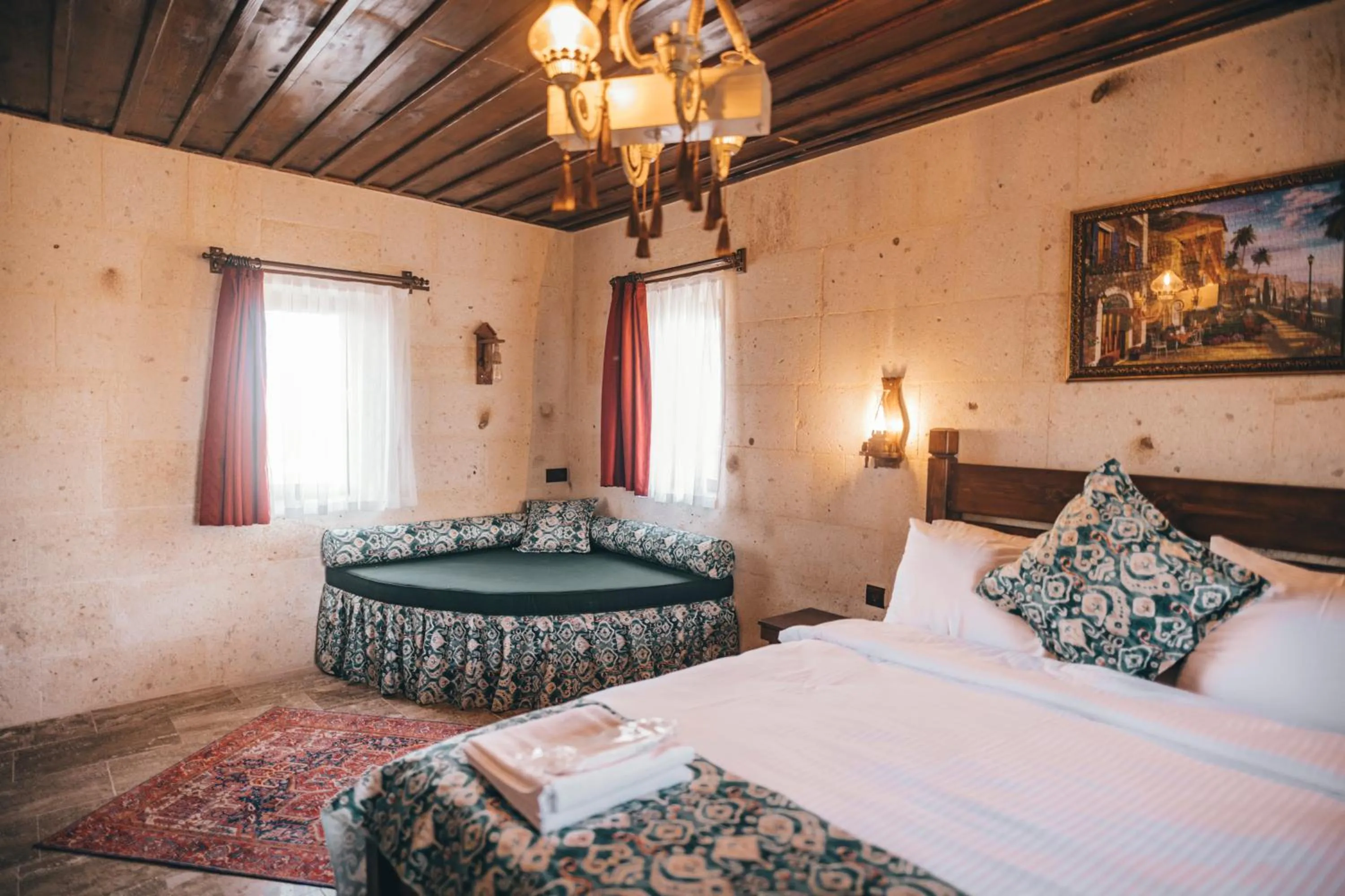 Bed in Tale Cave İnn