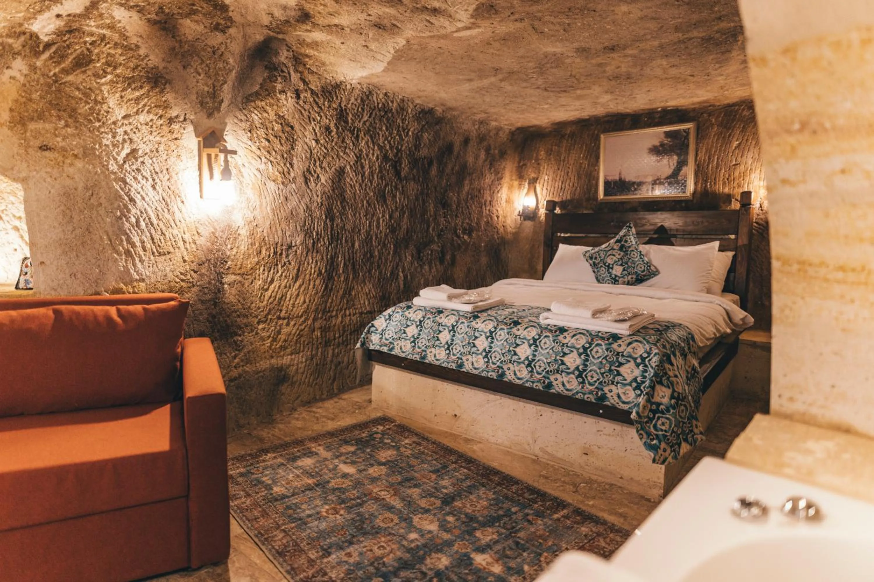 Bed in Tale Cave İnn