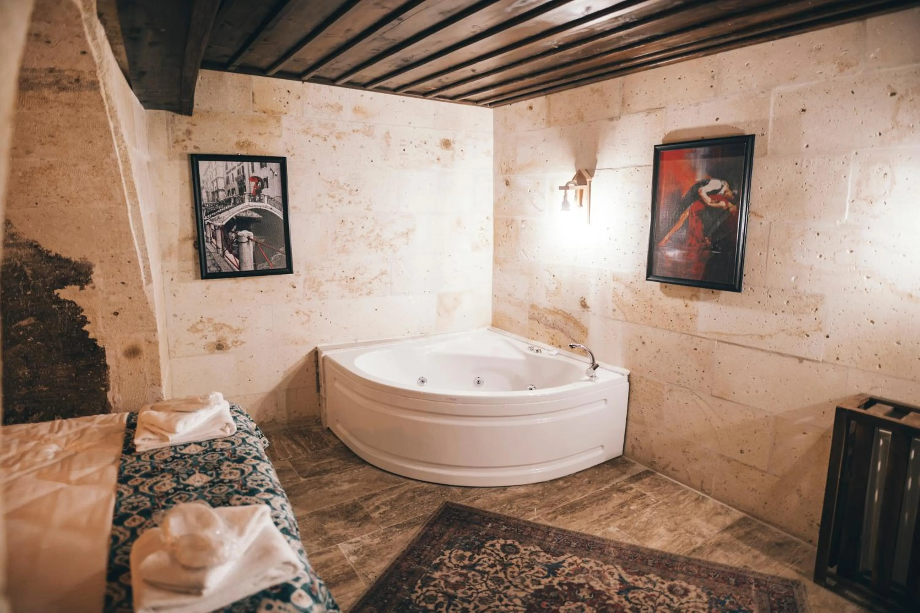 Hot Tub in Tale Cave İnn