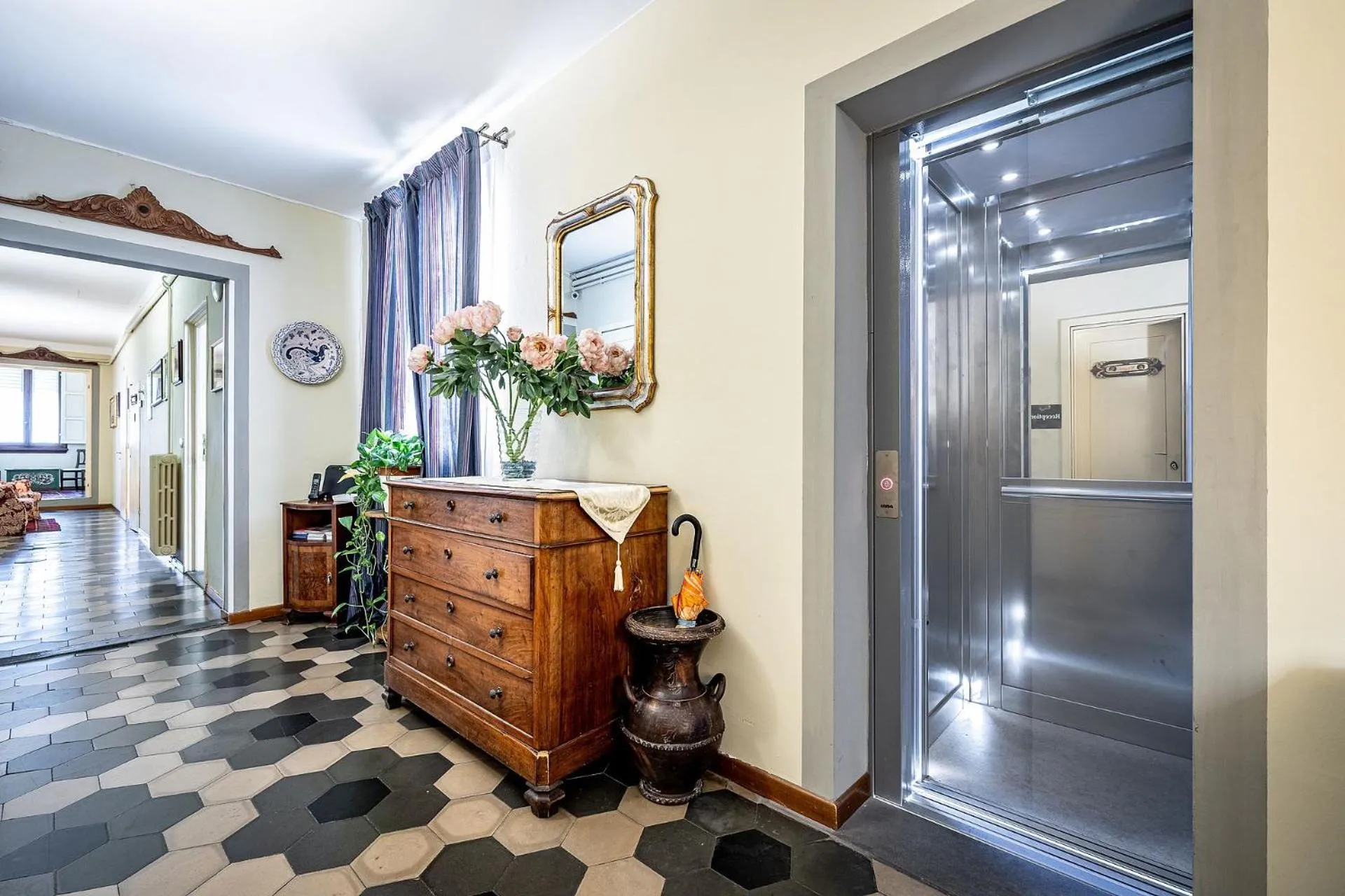 elevator in Bellevue House Affittacamere