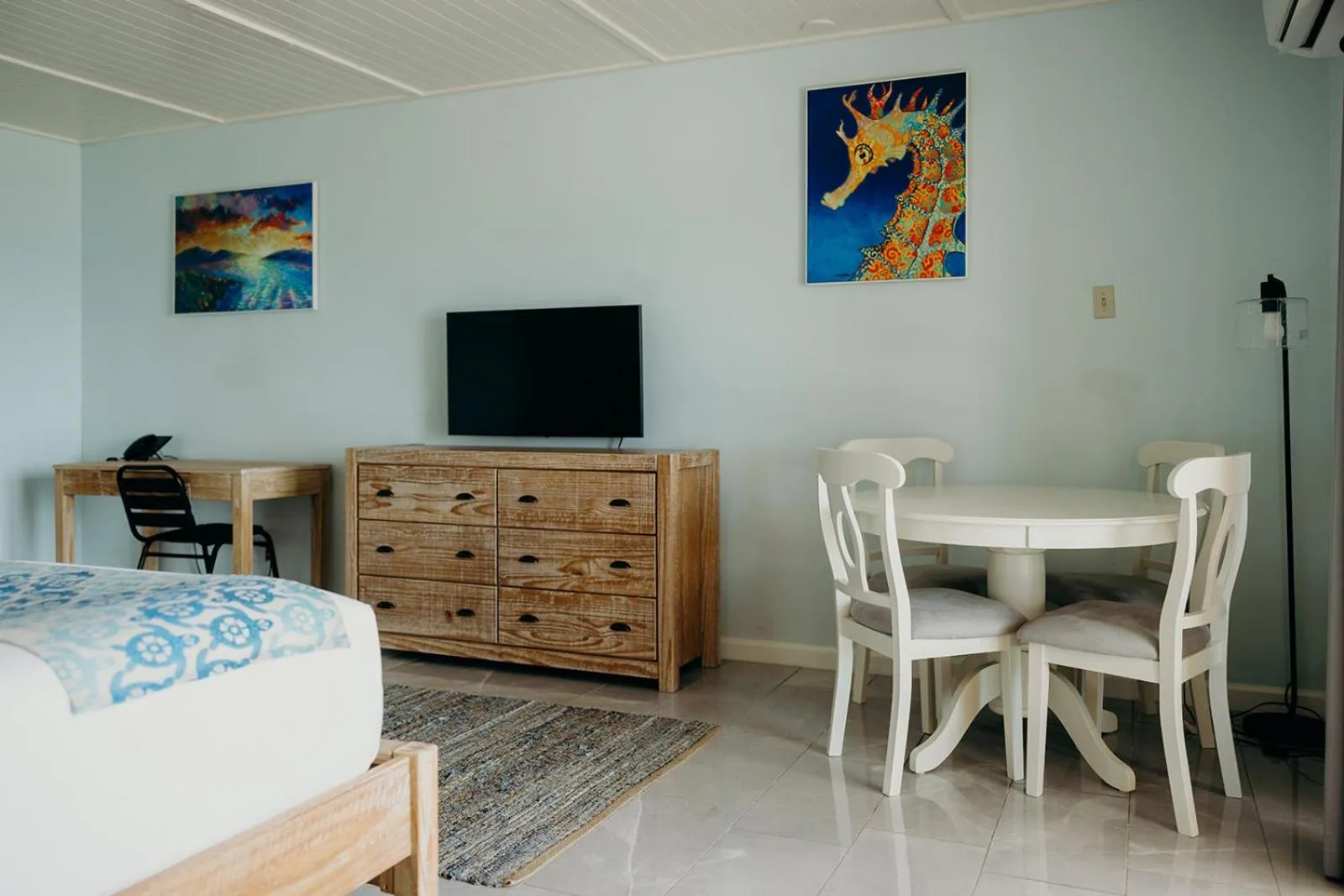 TV and multimedia in Grapetree Bay Hotel and Villas