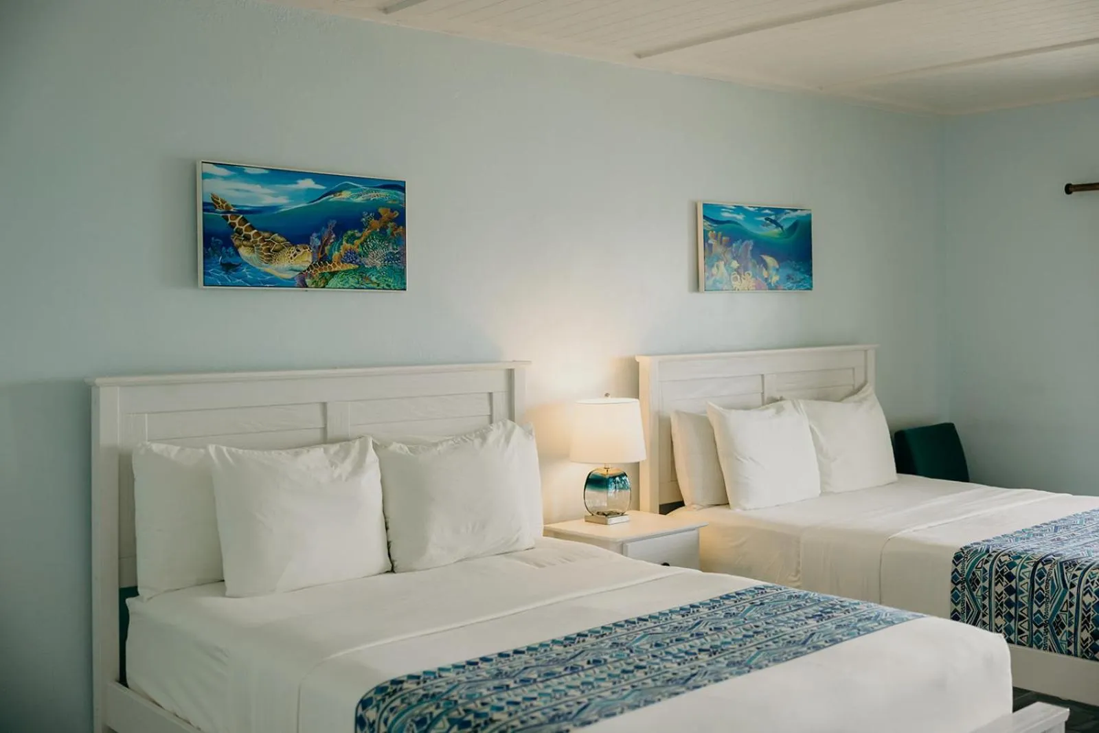Bed in Grapetree Bay Hotel and Villas