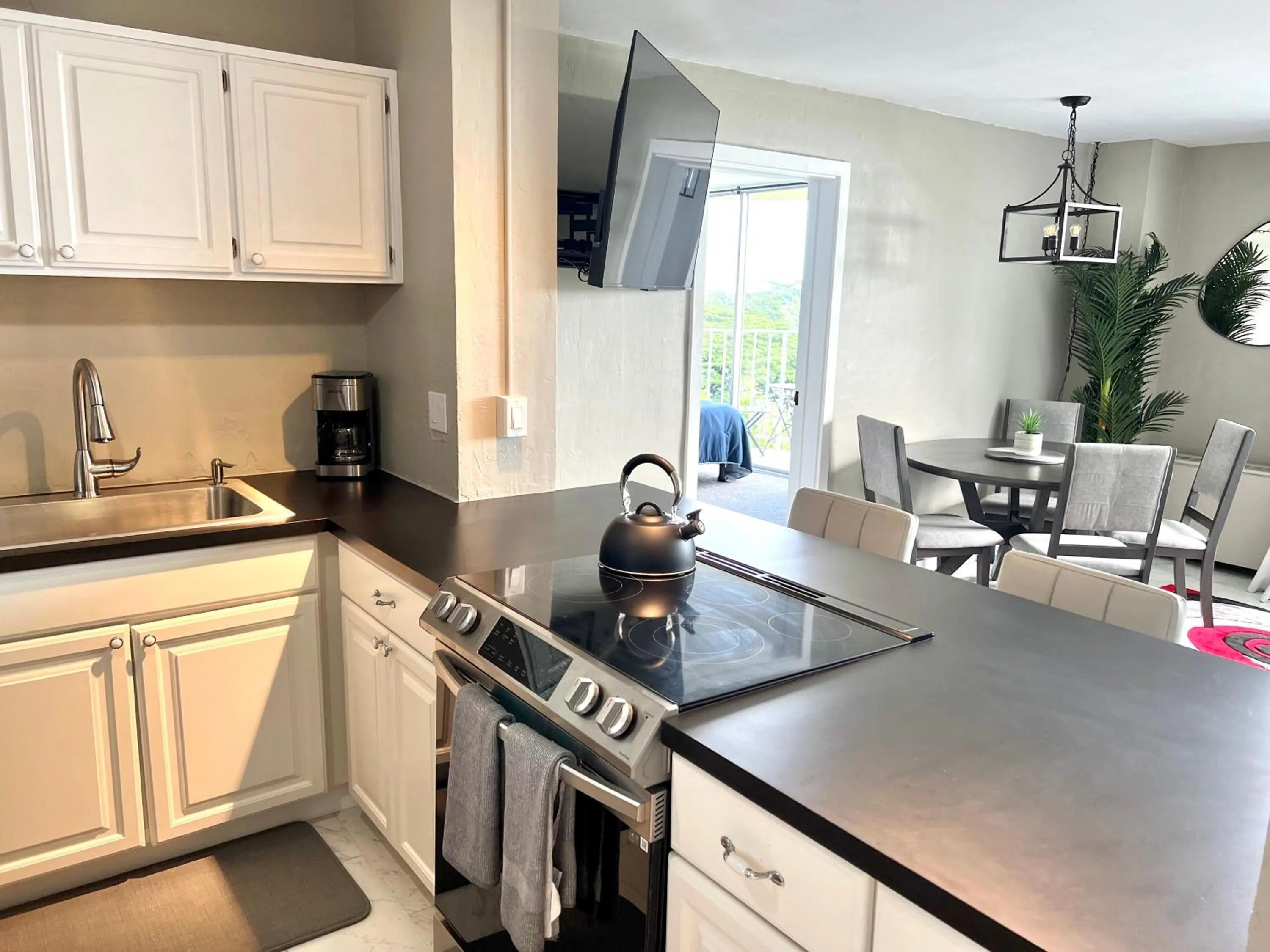 Stunning Views Best location in Hilo 2BR modern Condo