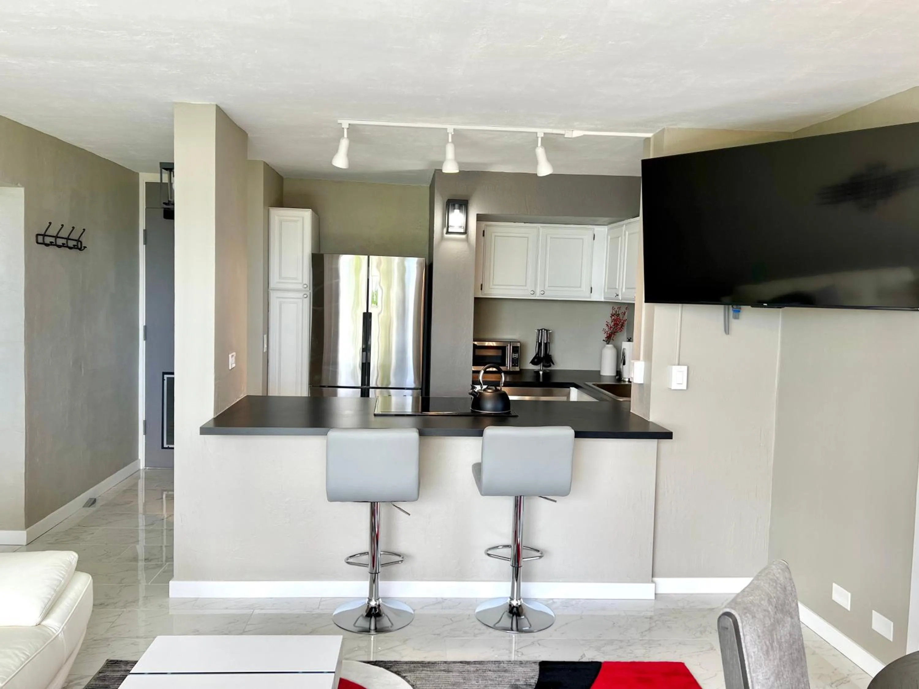 Stunning Views Best location in Hilo 2BR modern Condo