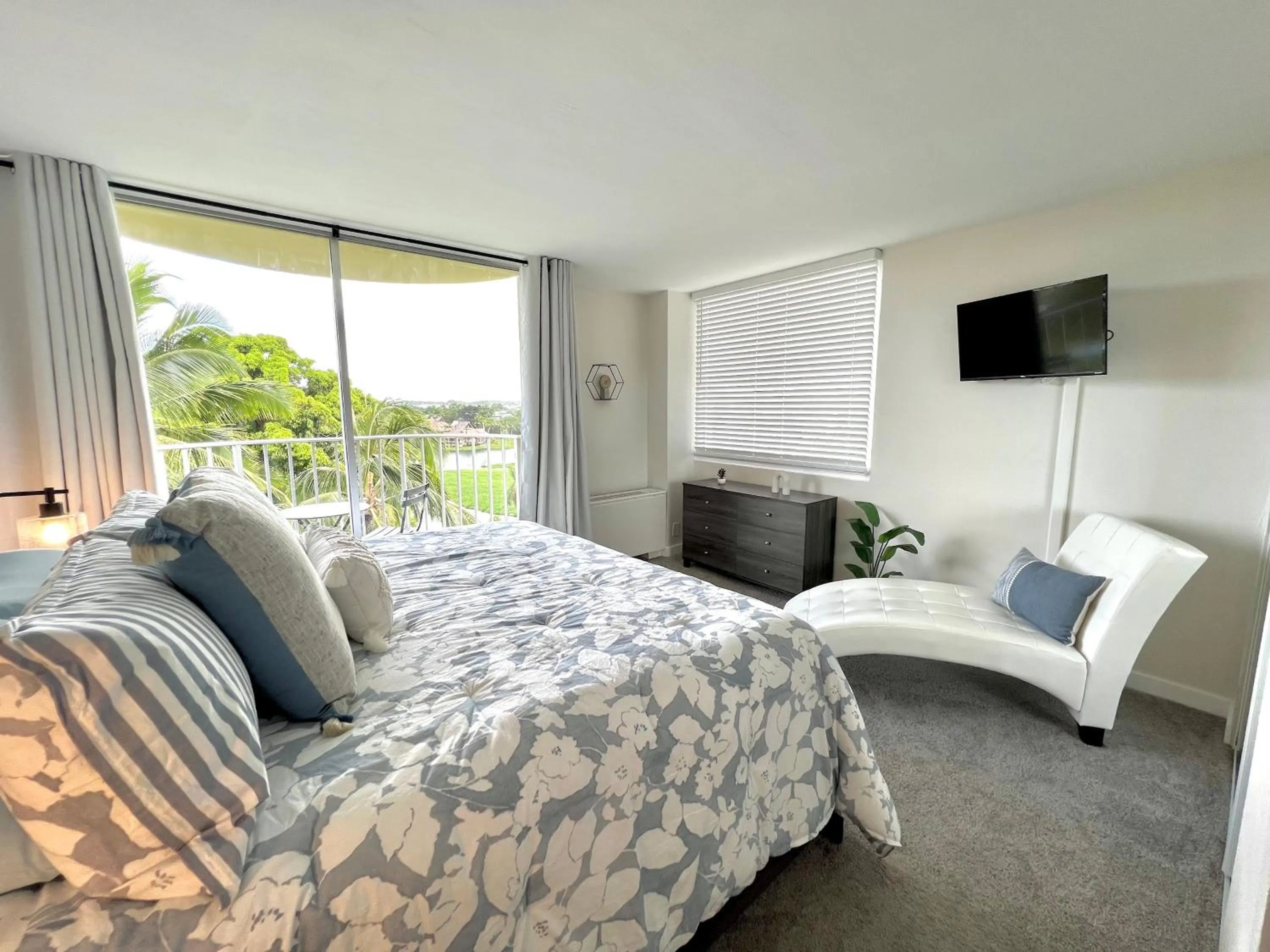 Bed in Stunning Views Best location in Hilo 2BR modern Condo