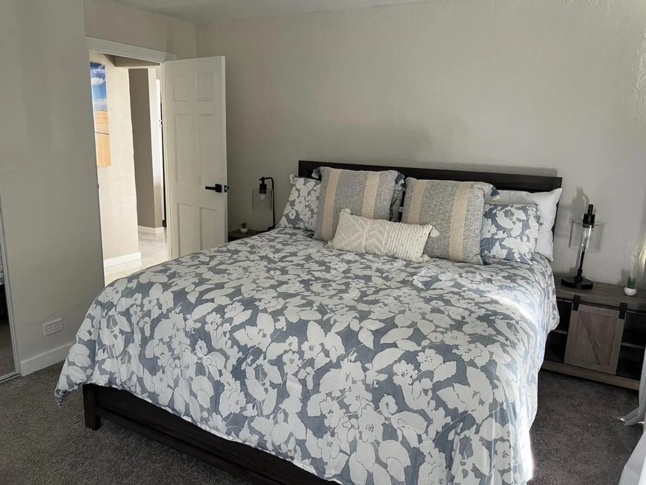 Bed in Stunning Views Best location in Hilo 2BR modern Condo