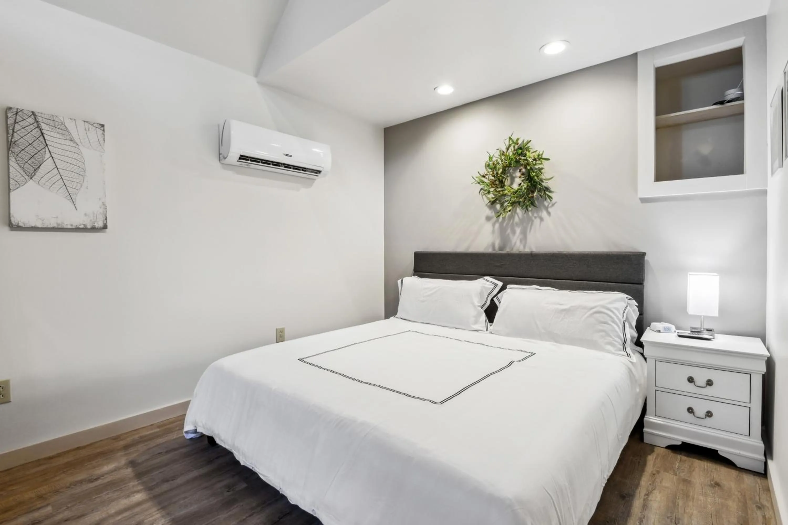 Bedroom, Bed in Whiskey on the River