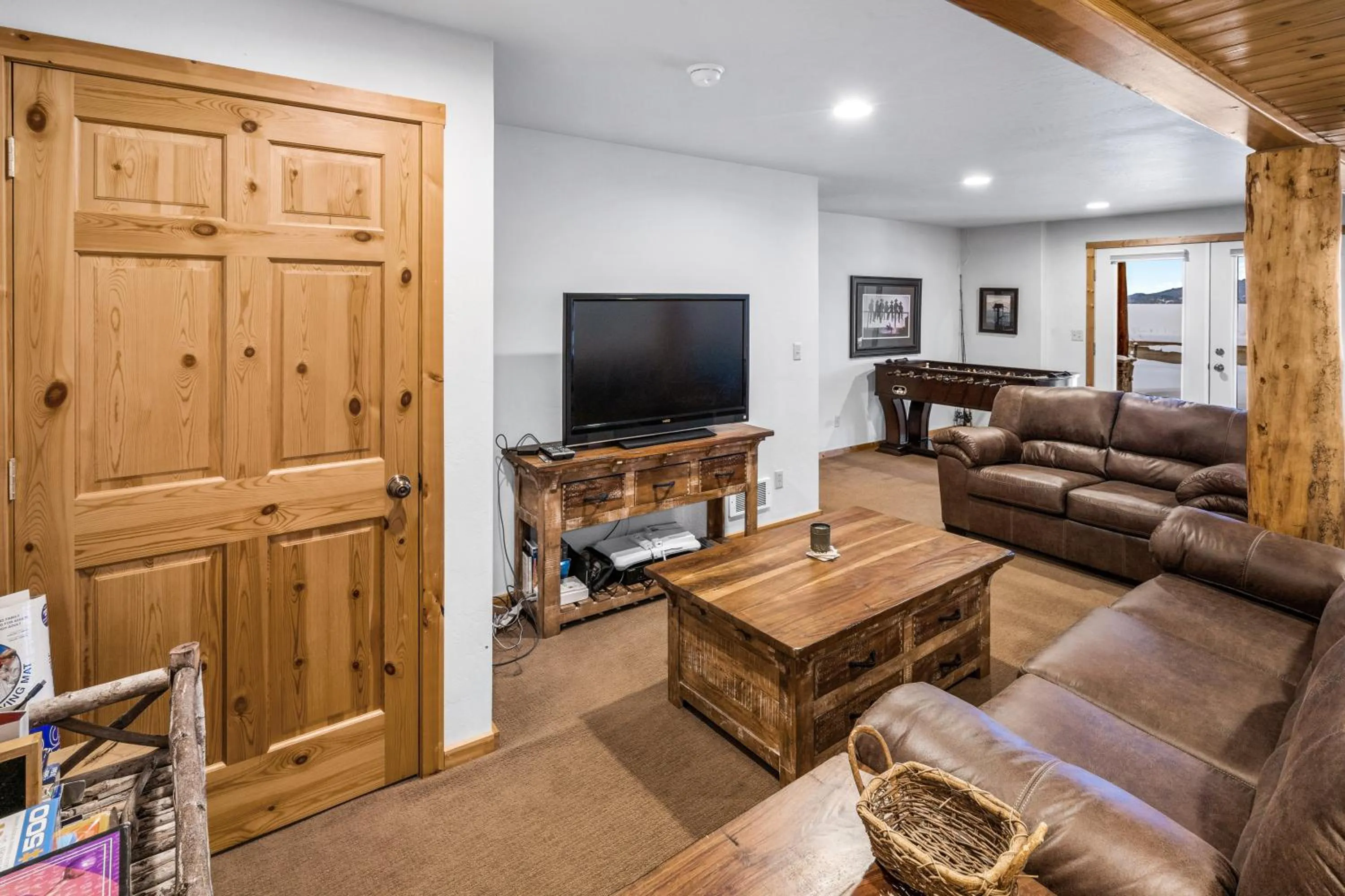 Communal lounge/ TV room in King's Cabin