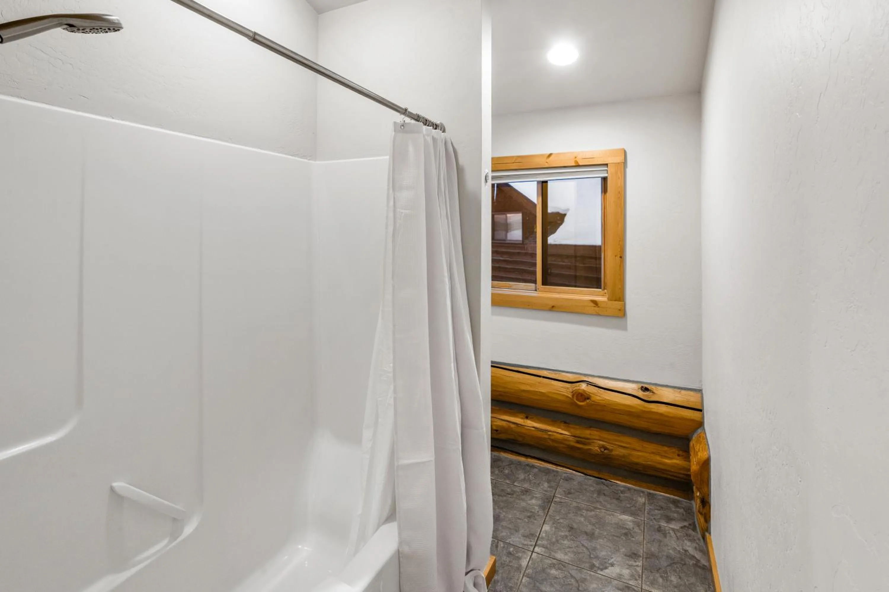 Shower in King's Cabin