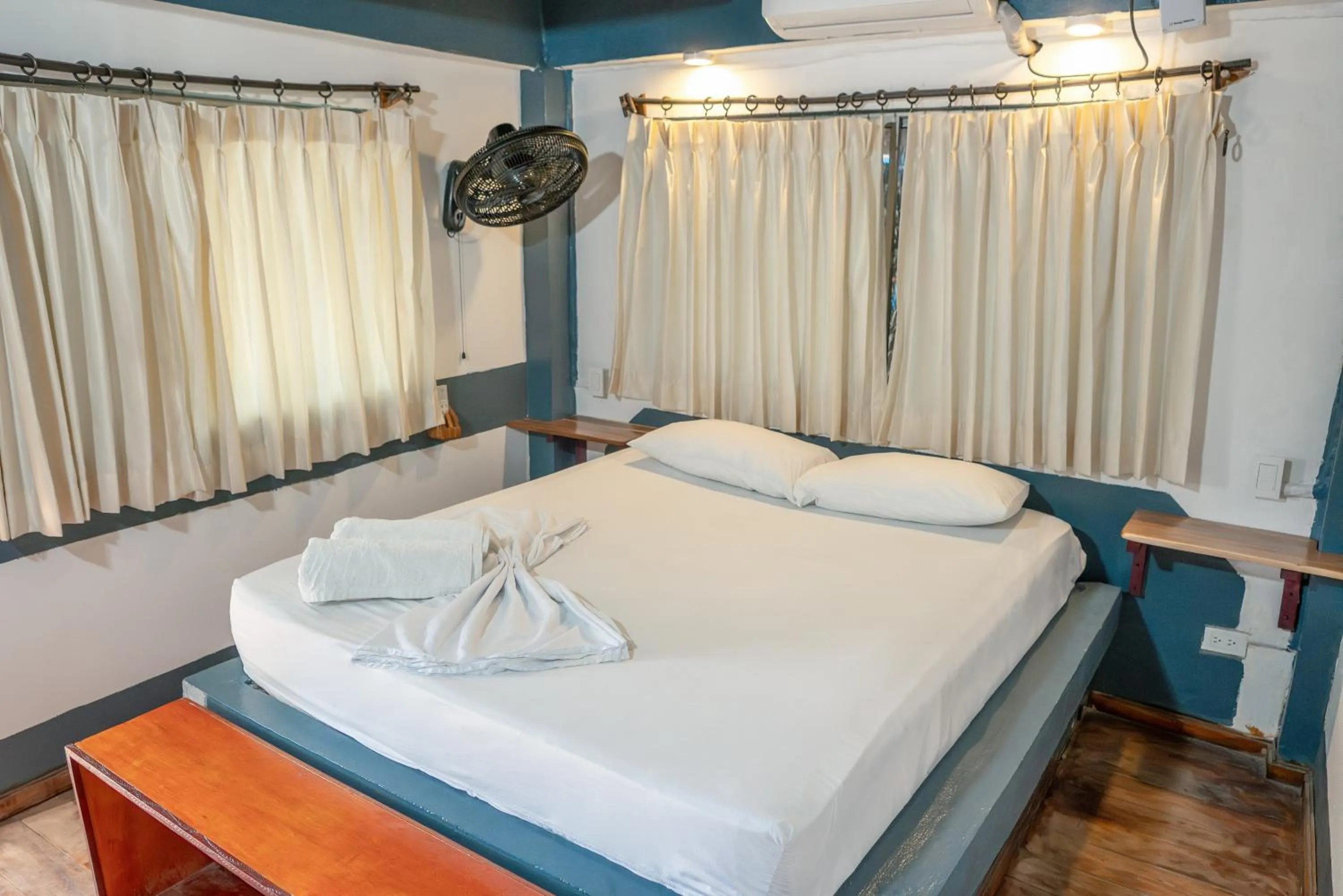 Photo of the whole room, Bed in La Playita Isla Fuerte