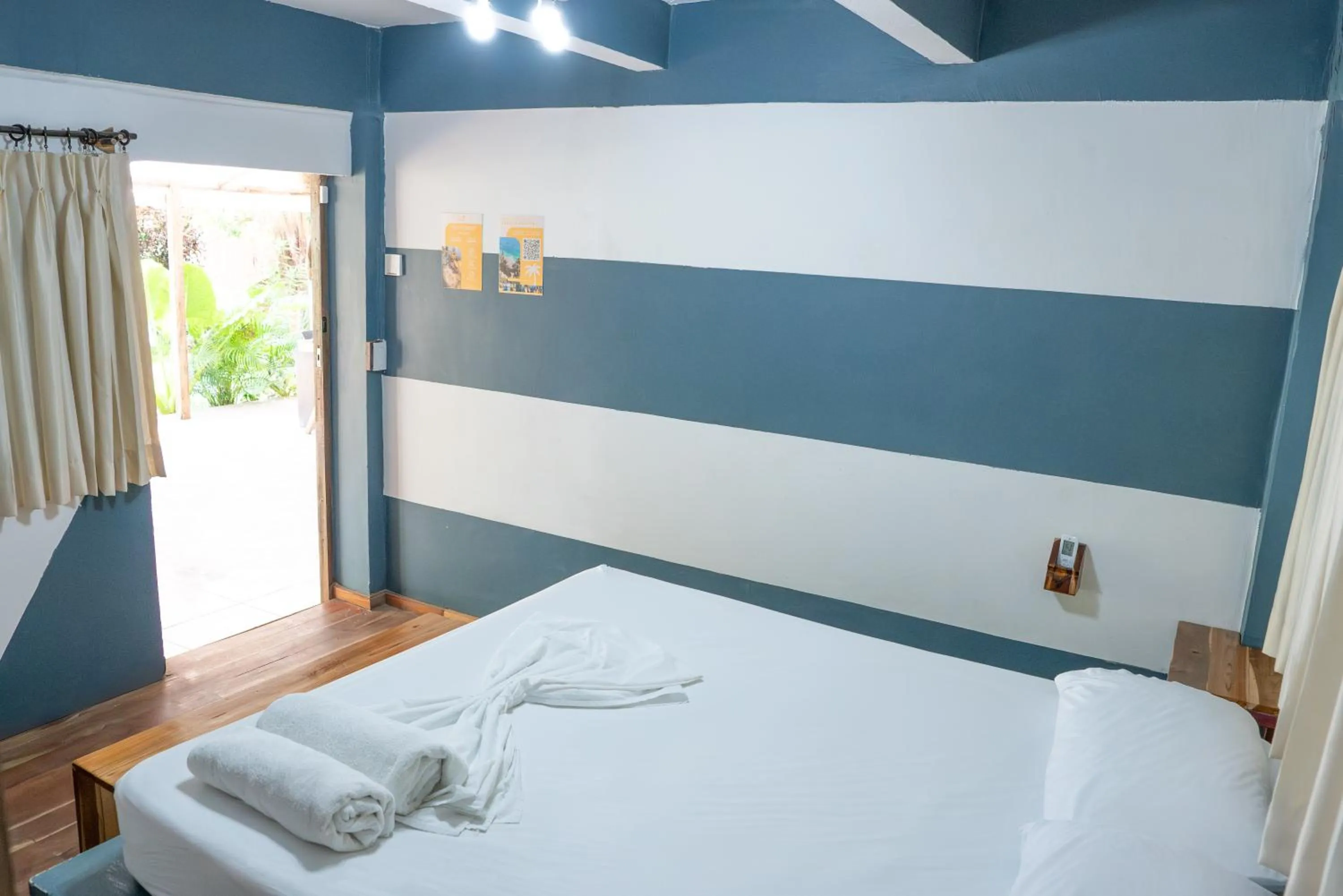 Photo of the whole room, Bed in La Playita Isla Fuerte