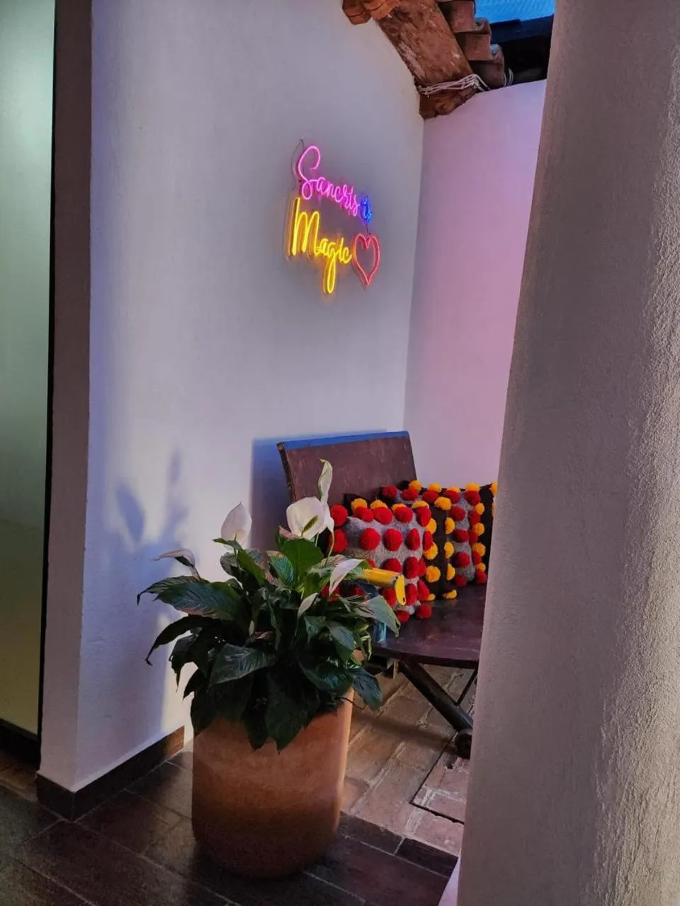 Seating area in Suites del Barrio