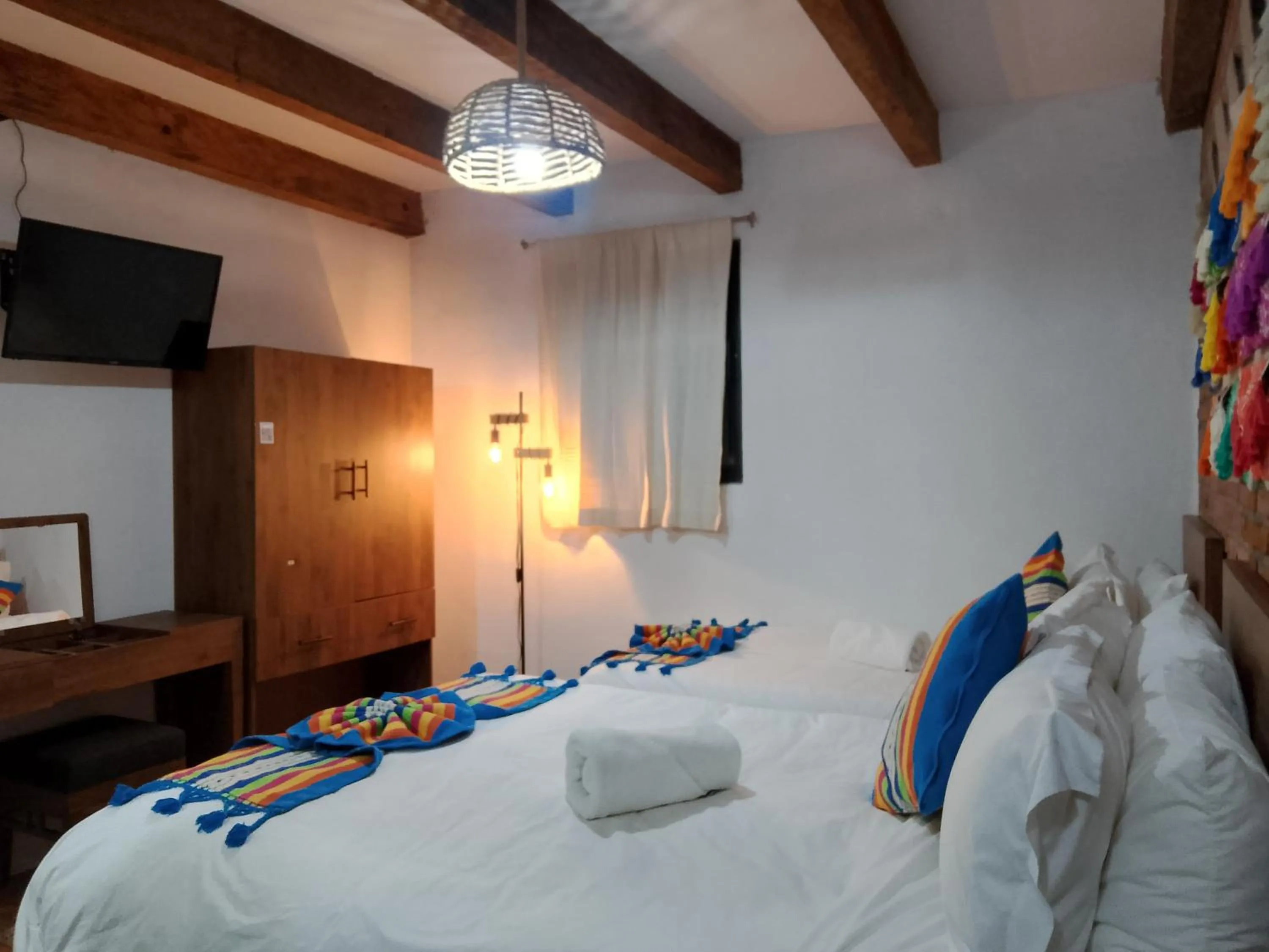 Photo of the whole room, Bed in Suites del Barrio