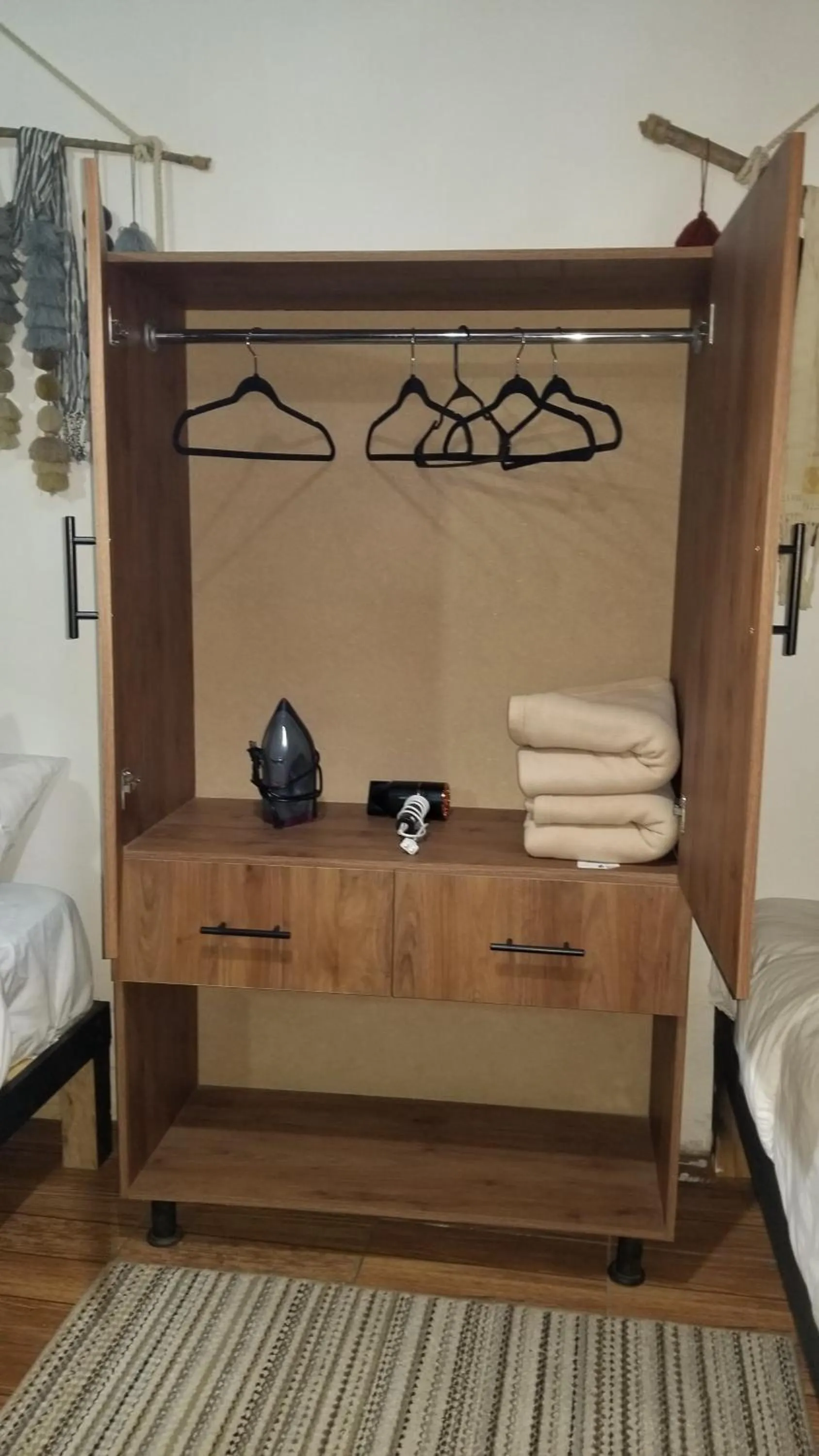wardrobe, Bed in Suites del Barrio