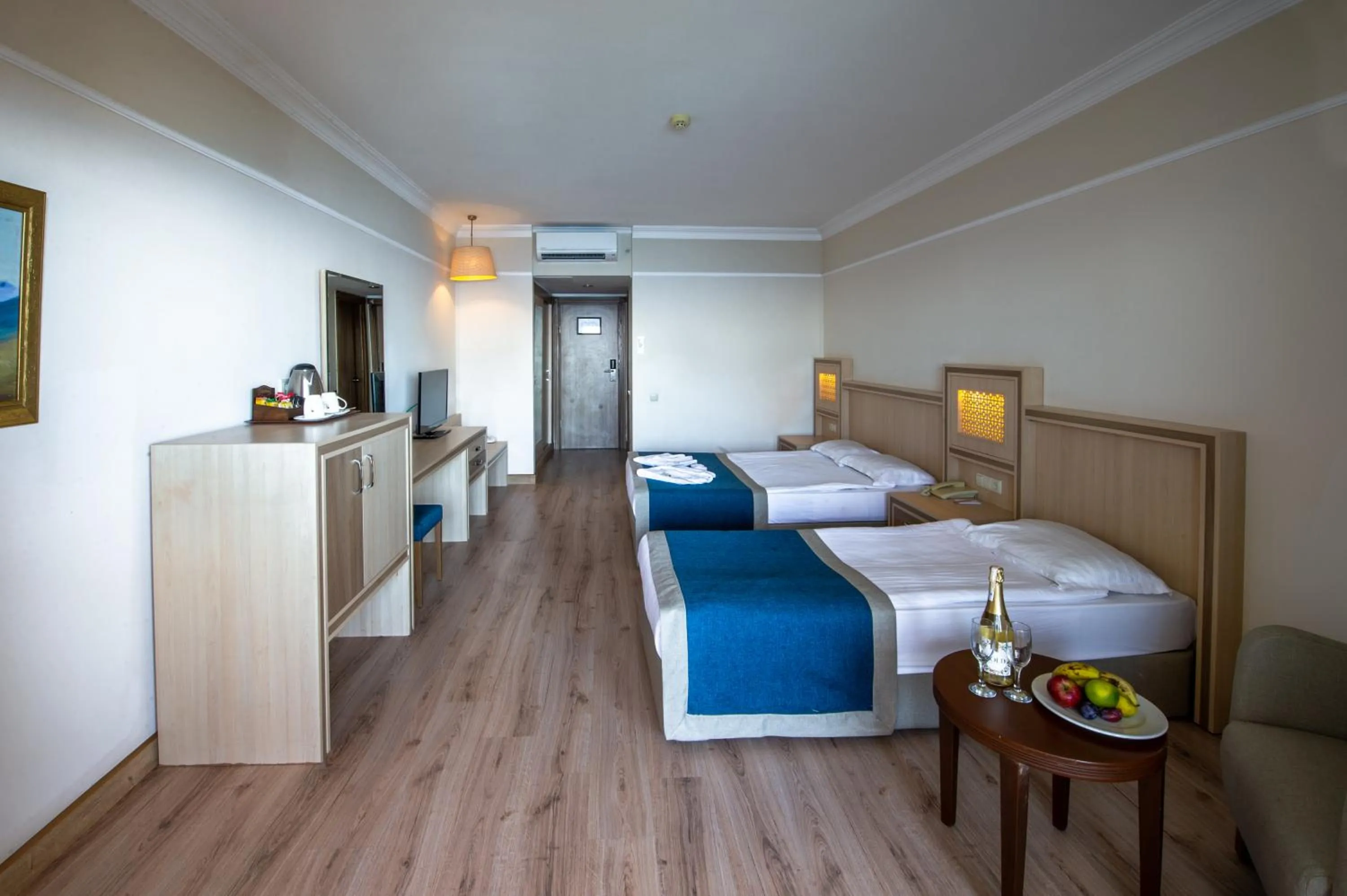 Photo of the whole room, Bed in Utopia World