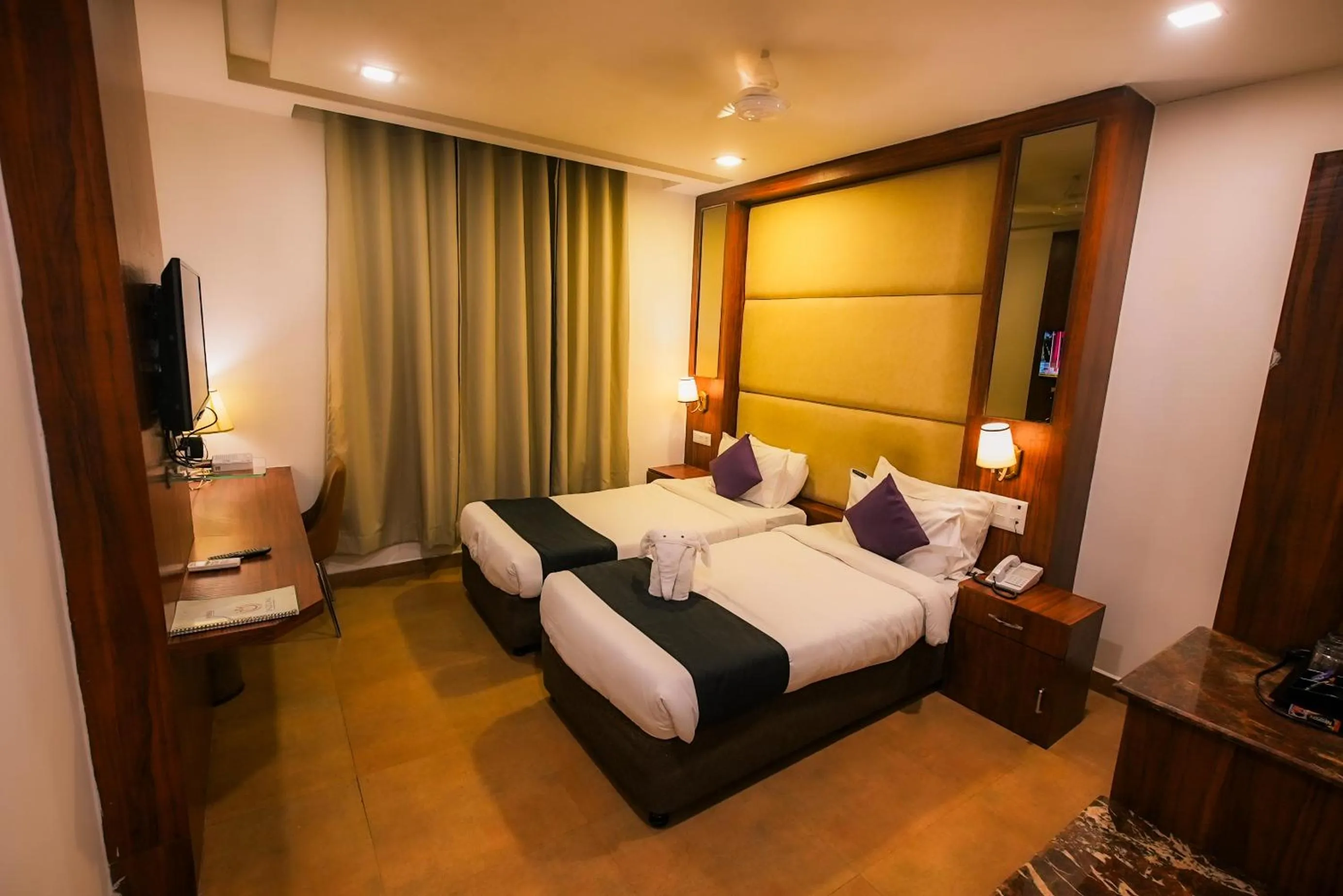 Photo of the whole room, Bed in Dazzling