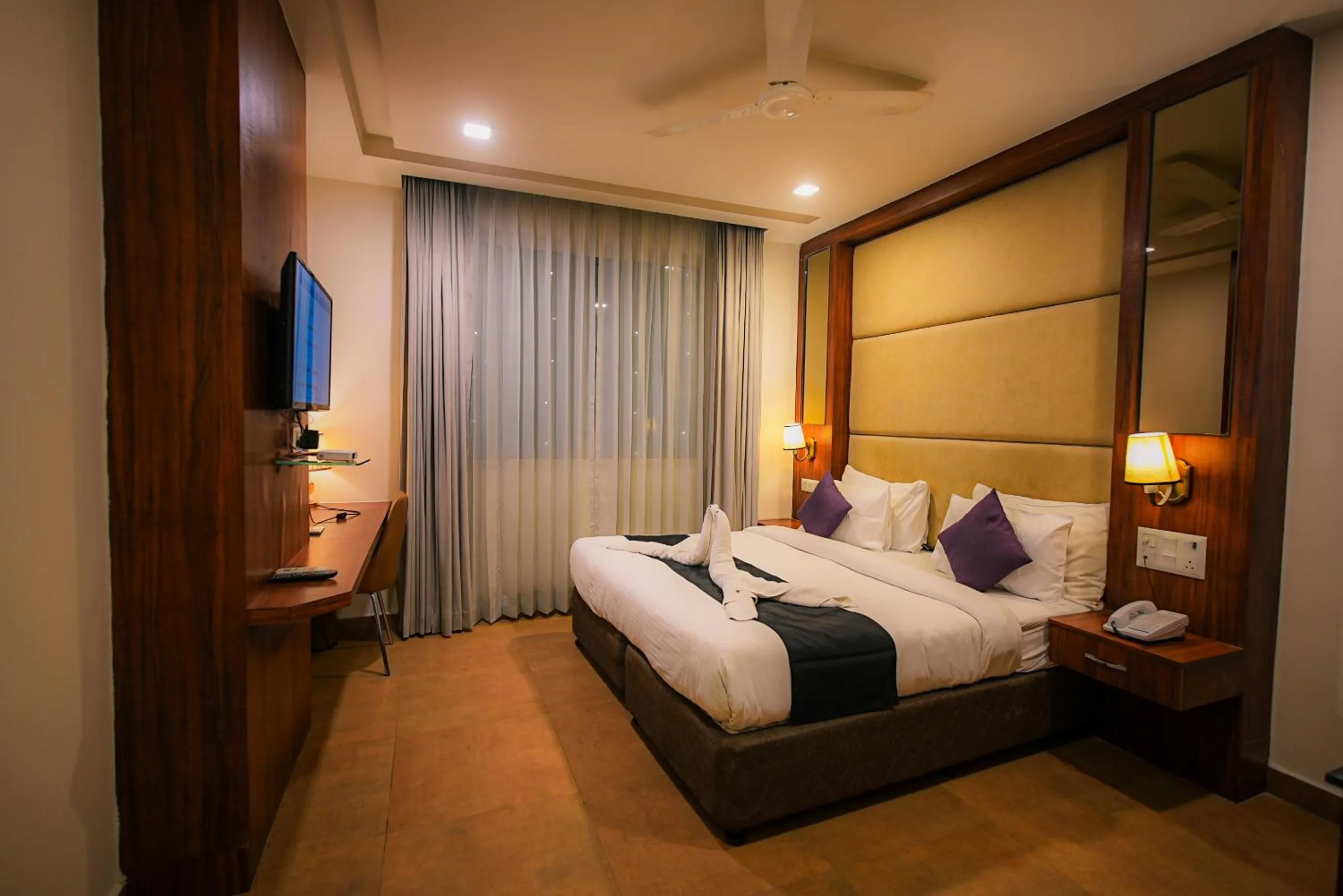 Photo of the whole room, Bed in Dazzling