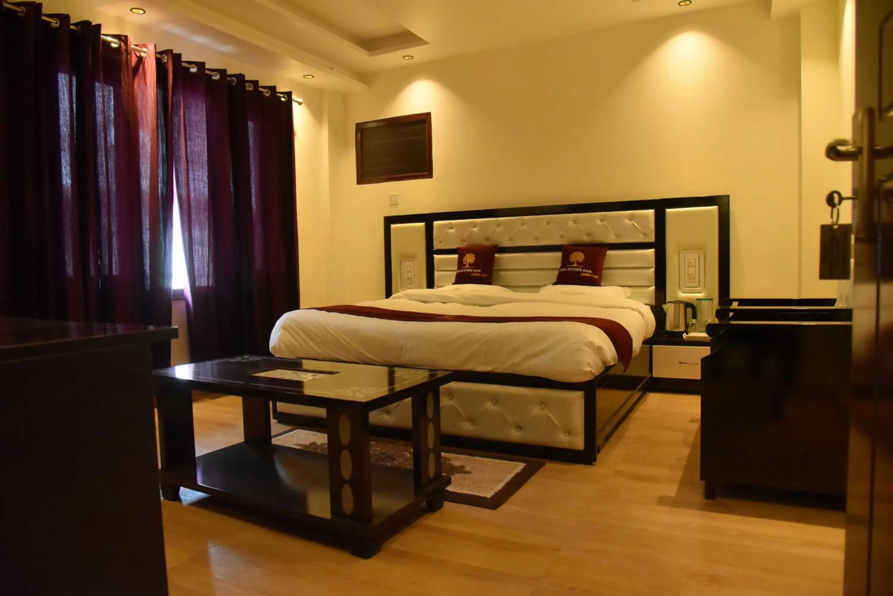 Bedroom, Bed in The Divine Oak Golden Leaf