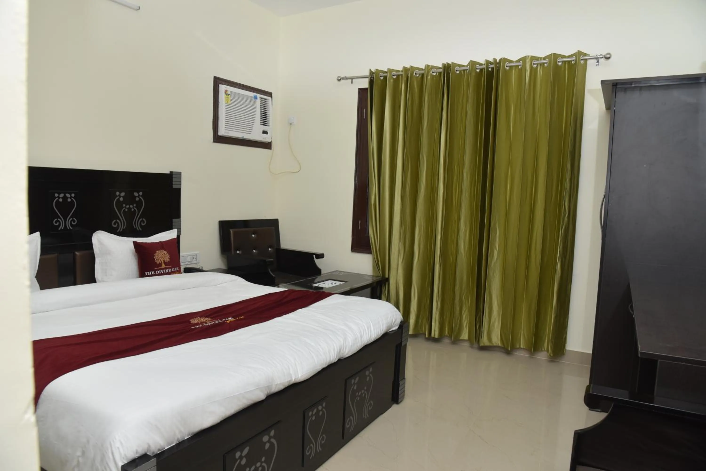 Bedroom, Bed in The Divine Oak Golden Leaf