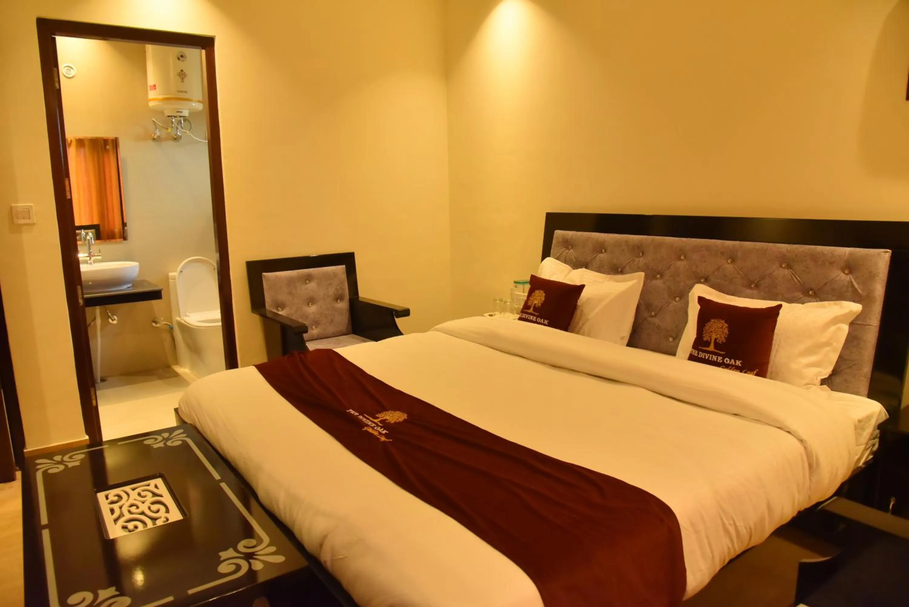 Bedroom, Bed in The Divine Oak Golden Leaf