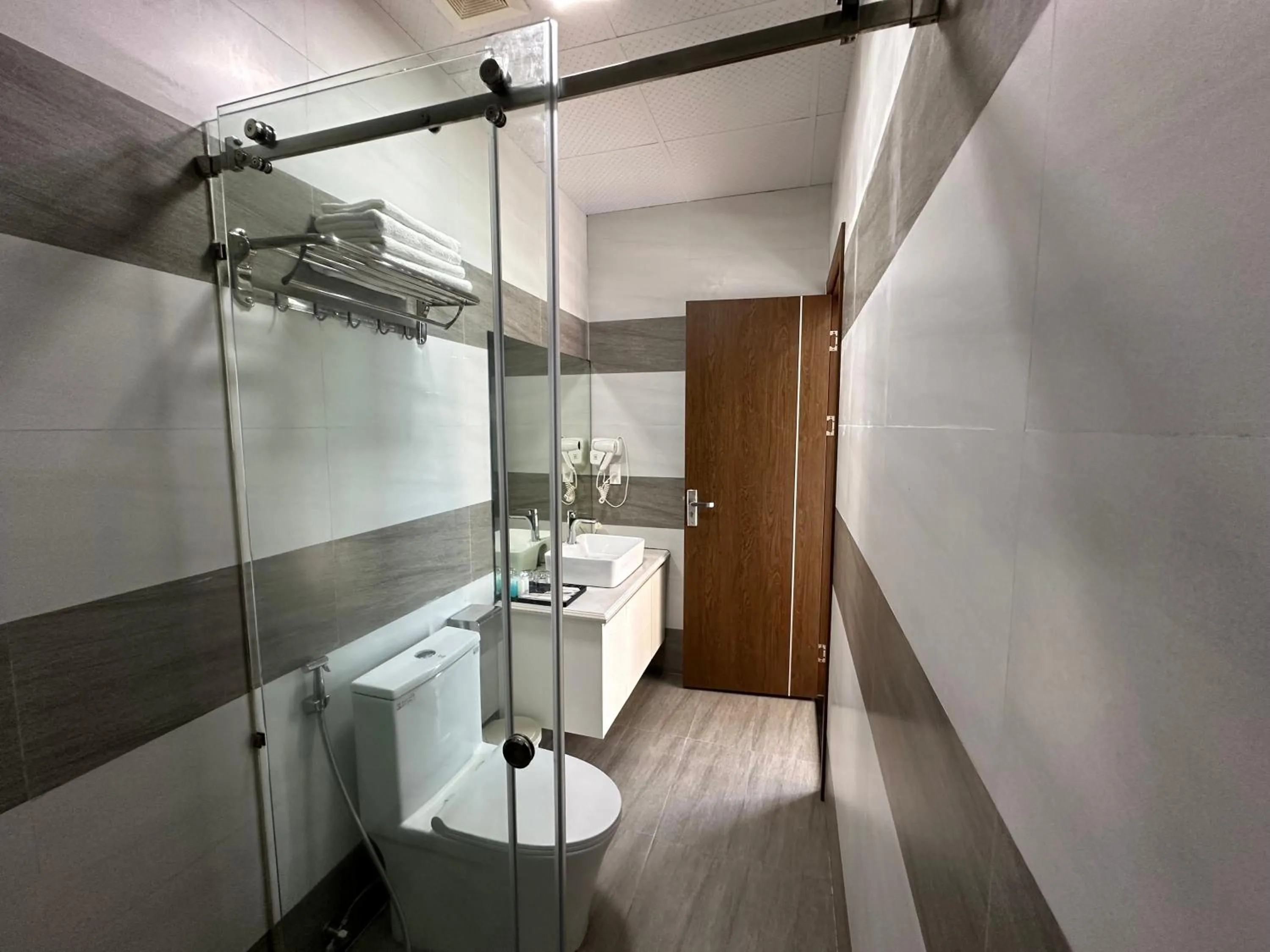 Shower in Cat Ba Seoul 2 Hotel & Apartment