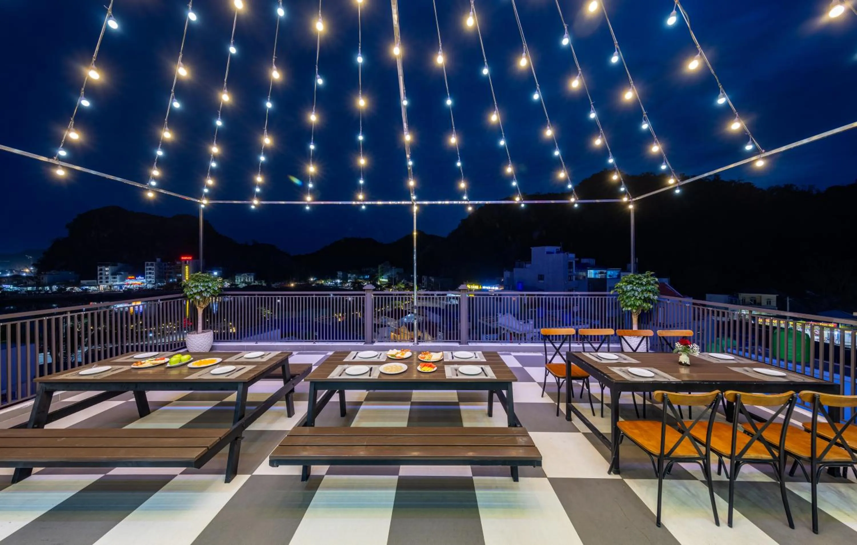 Restaurant/places to eat in Cat Ba Seoul 2 Hotel & Apartment