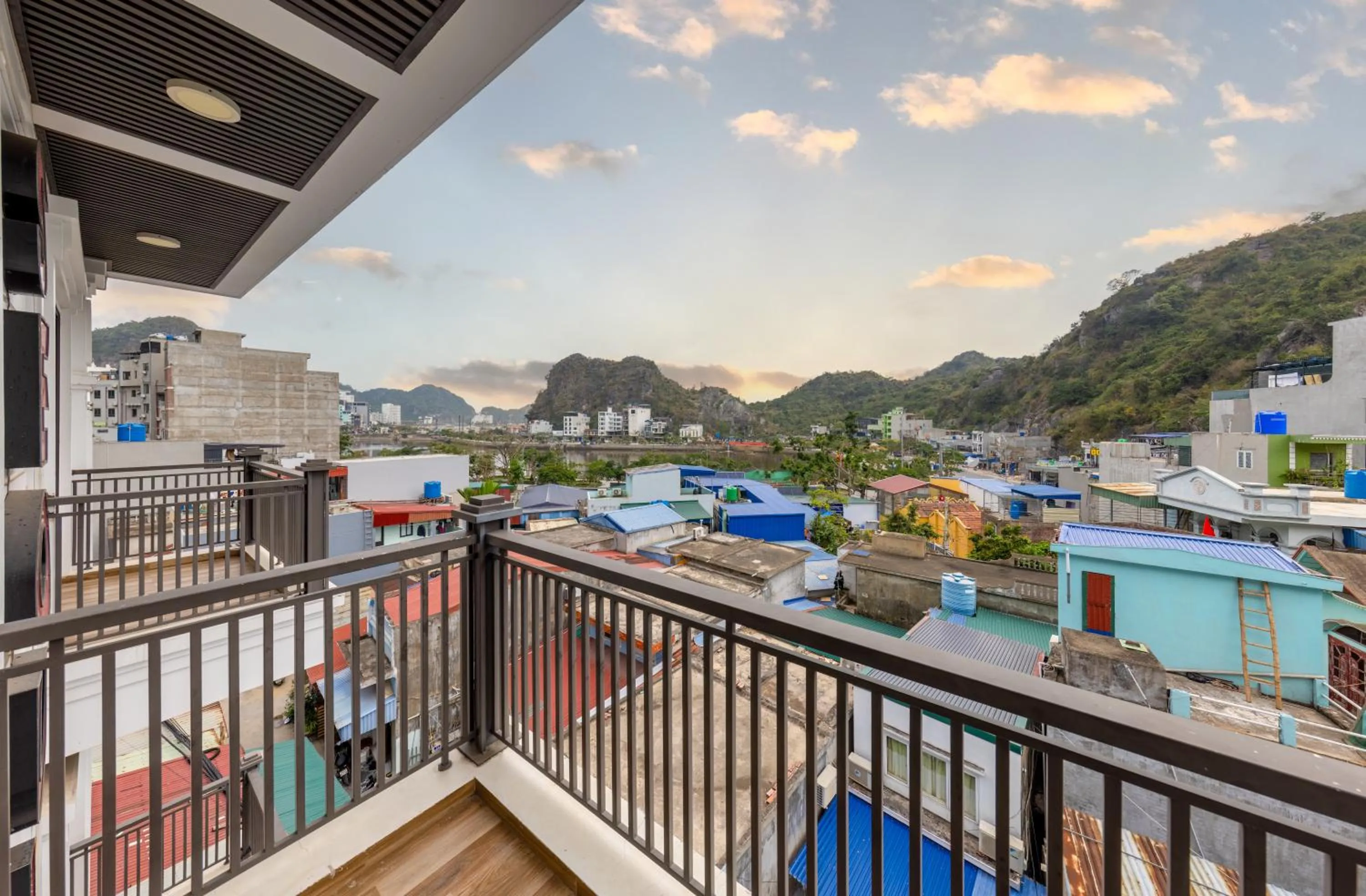 Day in Cat Ba Seoul 2 Hotel & Apartment