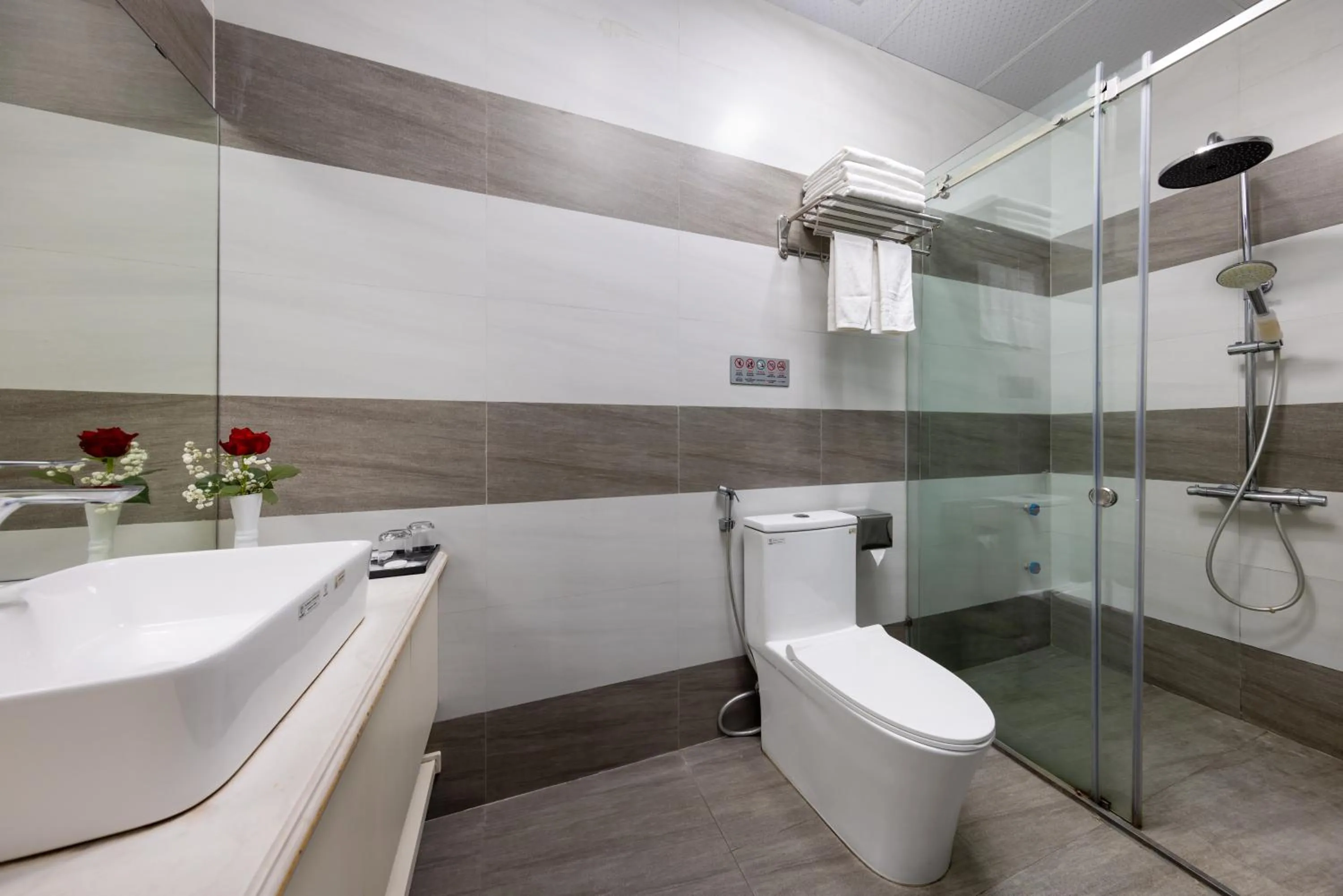 Toilet in Cat Ba Seoul 2 Hotel & Apartment