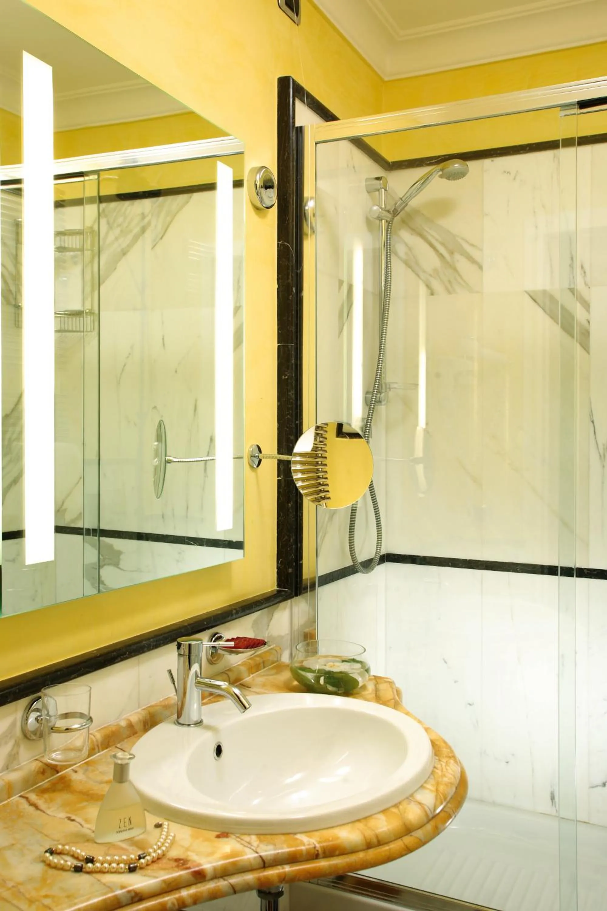 Bathroom in Suite Opera Rooms