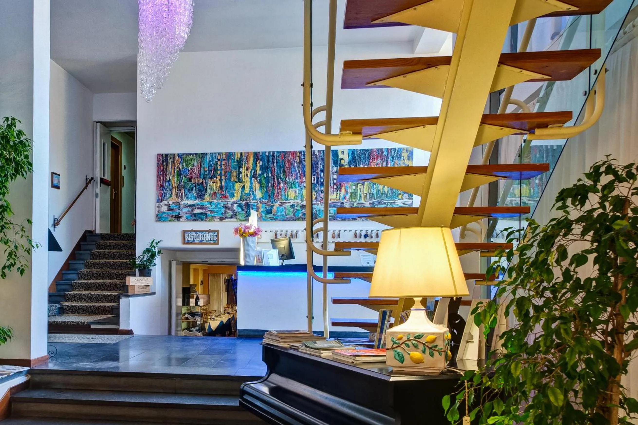 Communal lounge/ TV room in Raffaelli Park Hotel