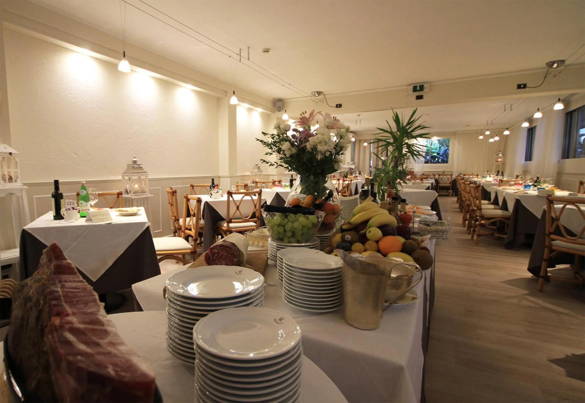 Restaurant/places to eat in Raffaelli Park Hotel