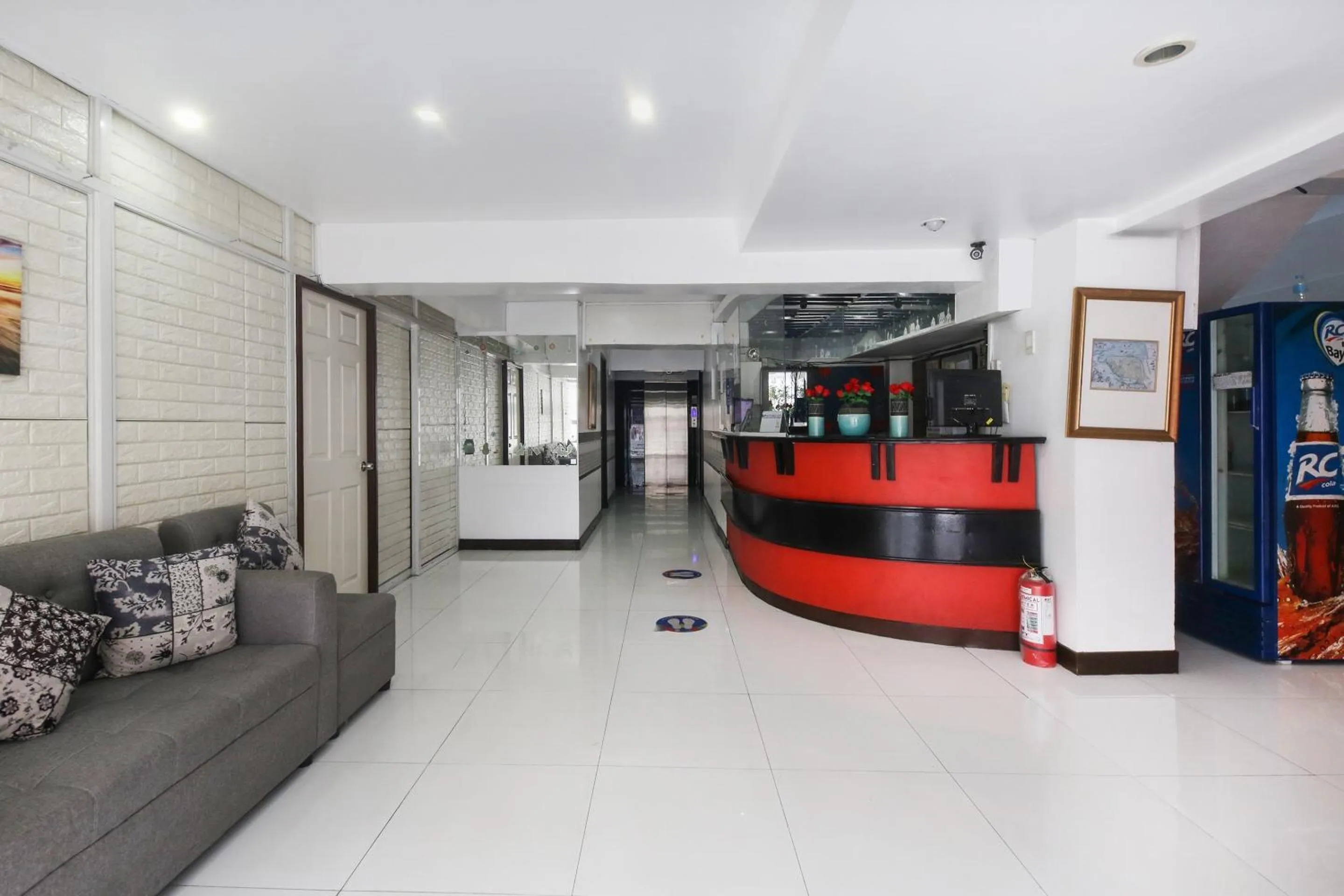 Lobby or reception in OYO 894 Cosmo Hotel P Campa Manila