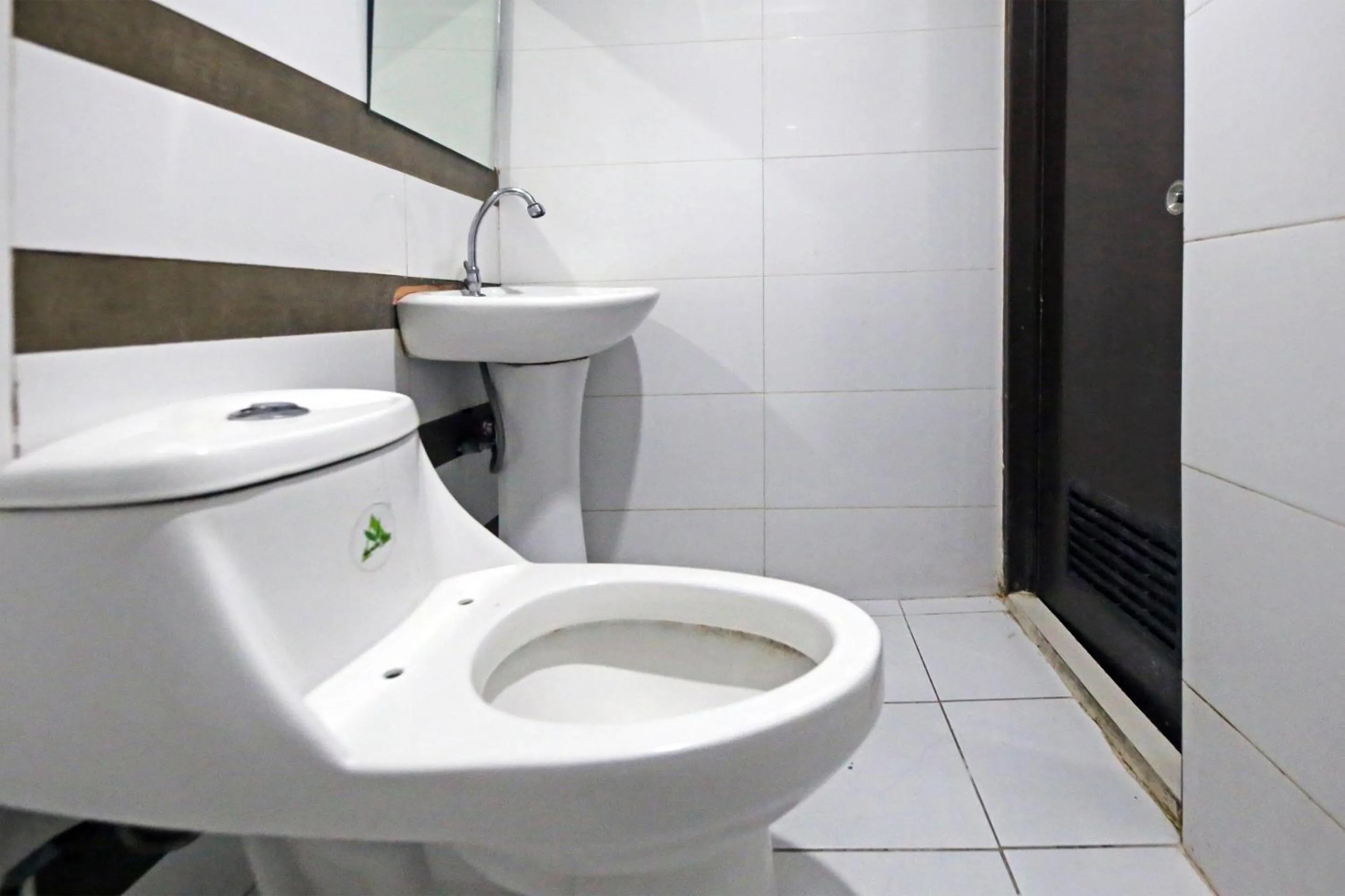 Bathroom in OYO 894 Cosmo Hotel P Campa Manila