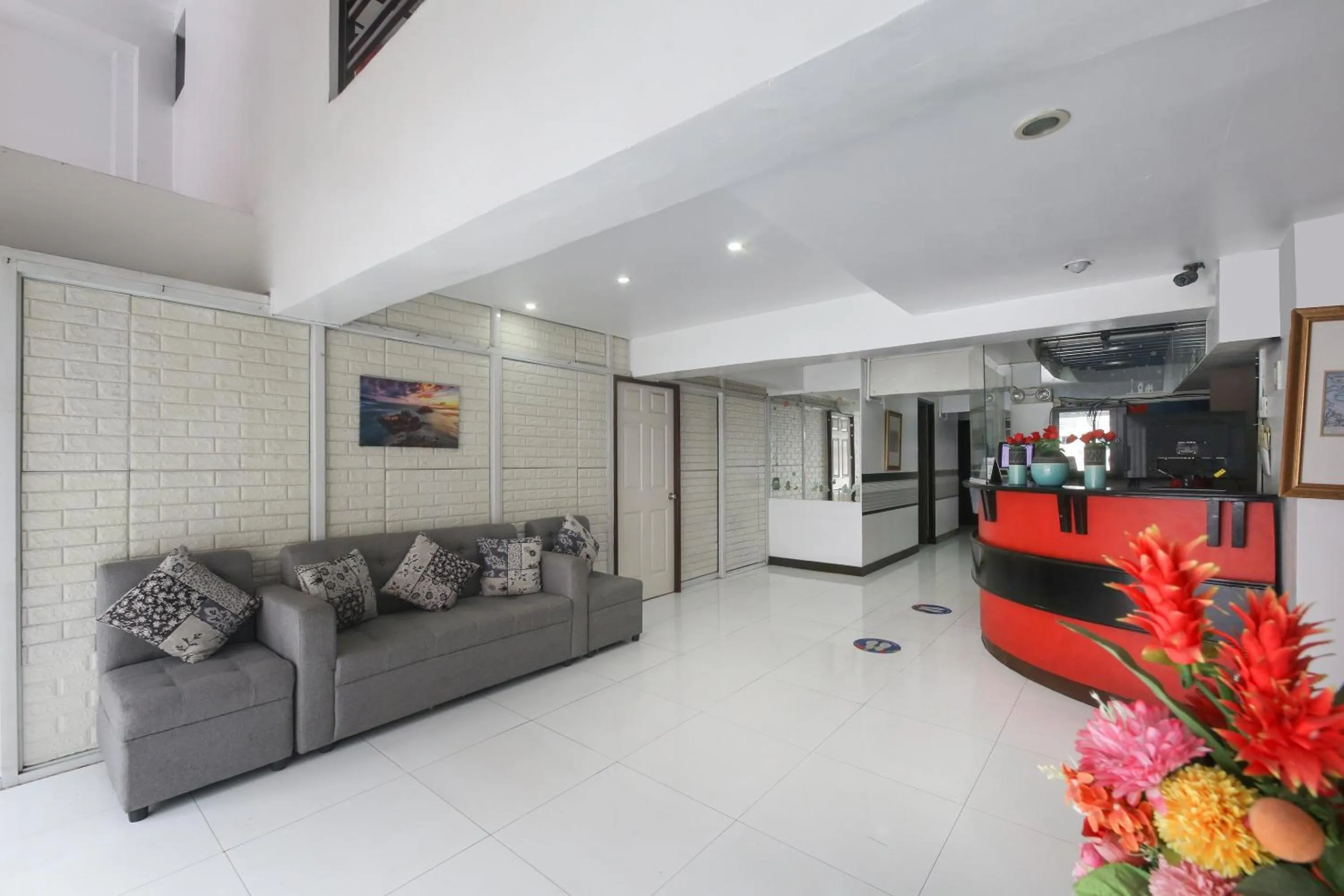 Lobby or reception in OYO 894 Cosmo Hotel P Campa Manila