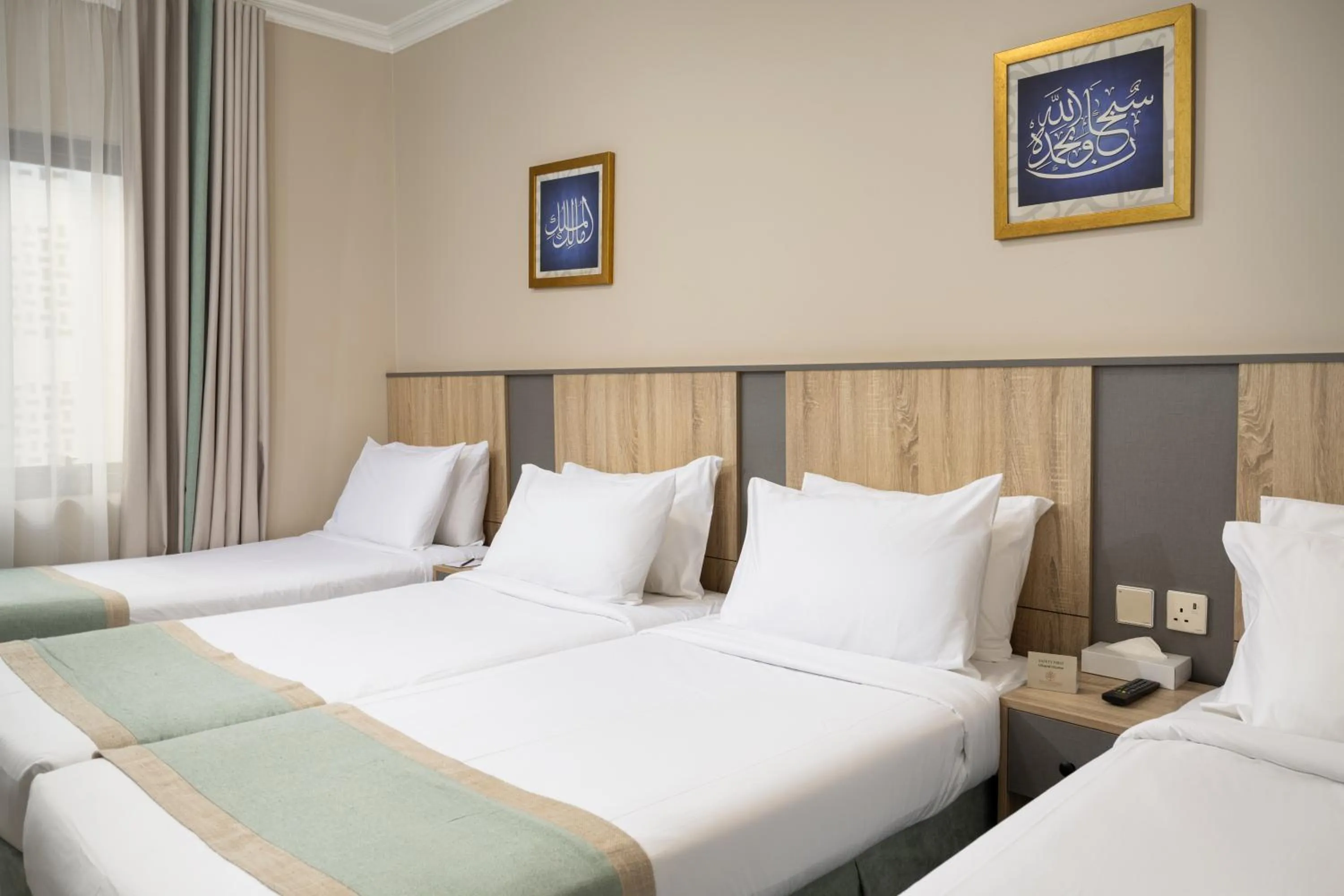 Photo of the whole room, Bed in Emaar Taiba Hotel