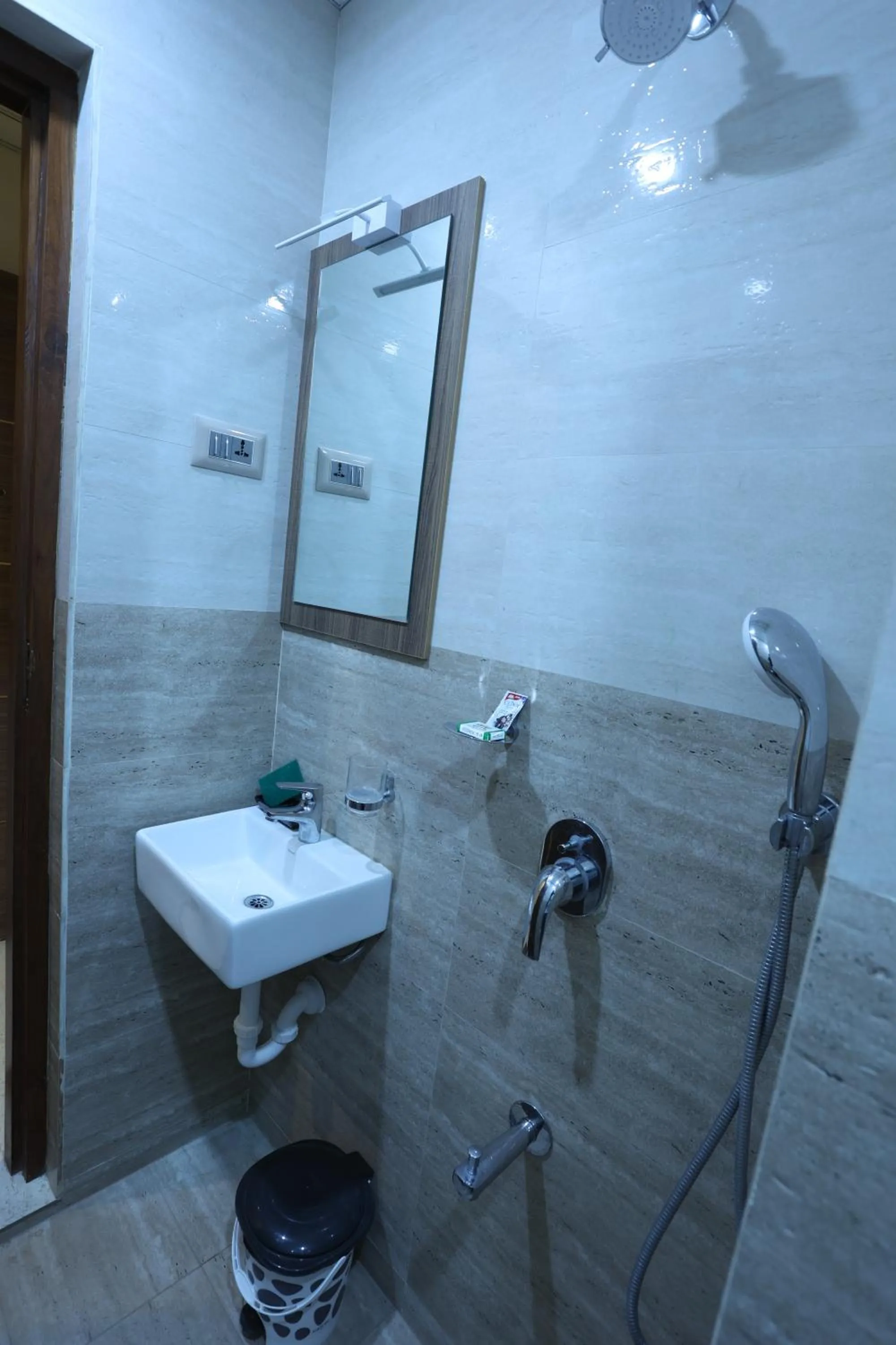 Shower in Minas Manor