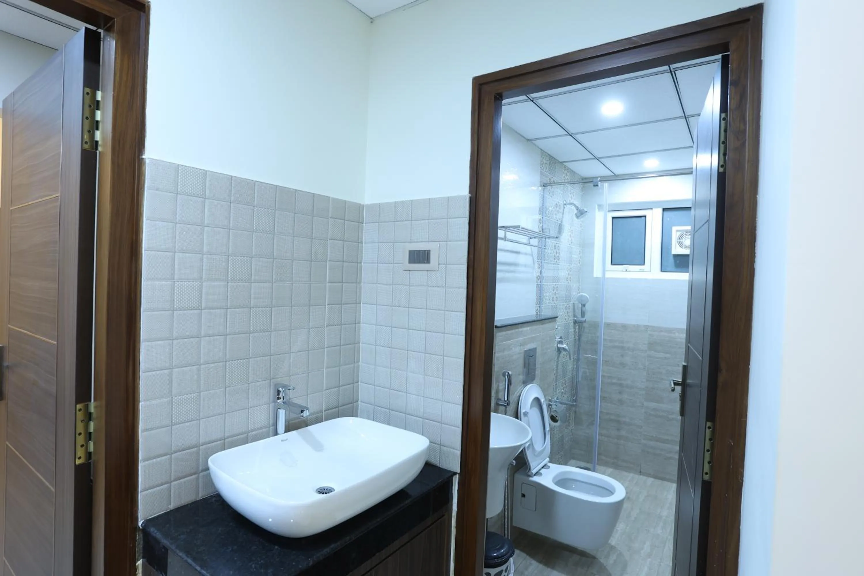 Shower in Minas Manor