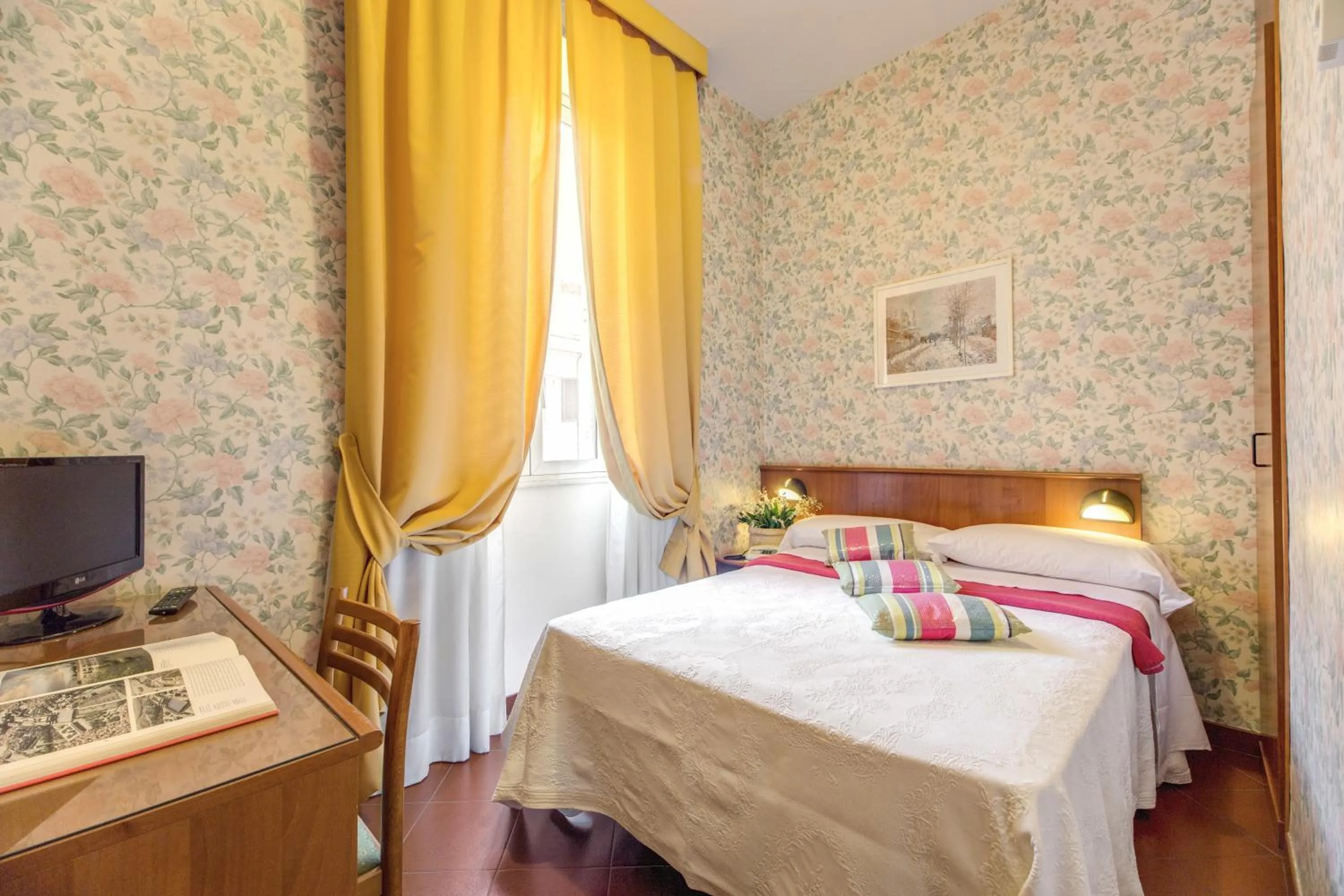 Photo of the whole room, Bed in Hotel Corona