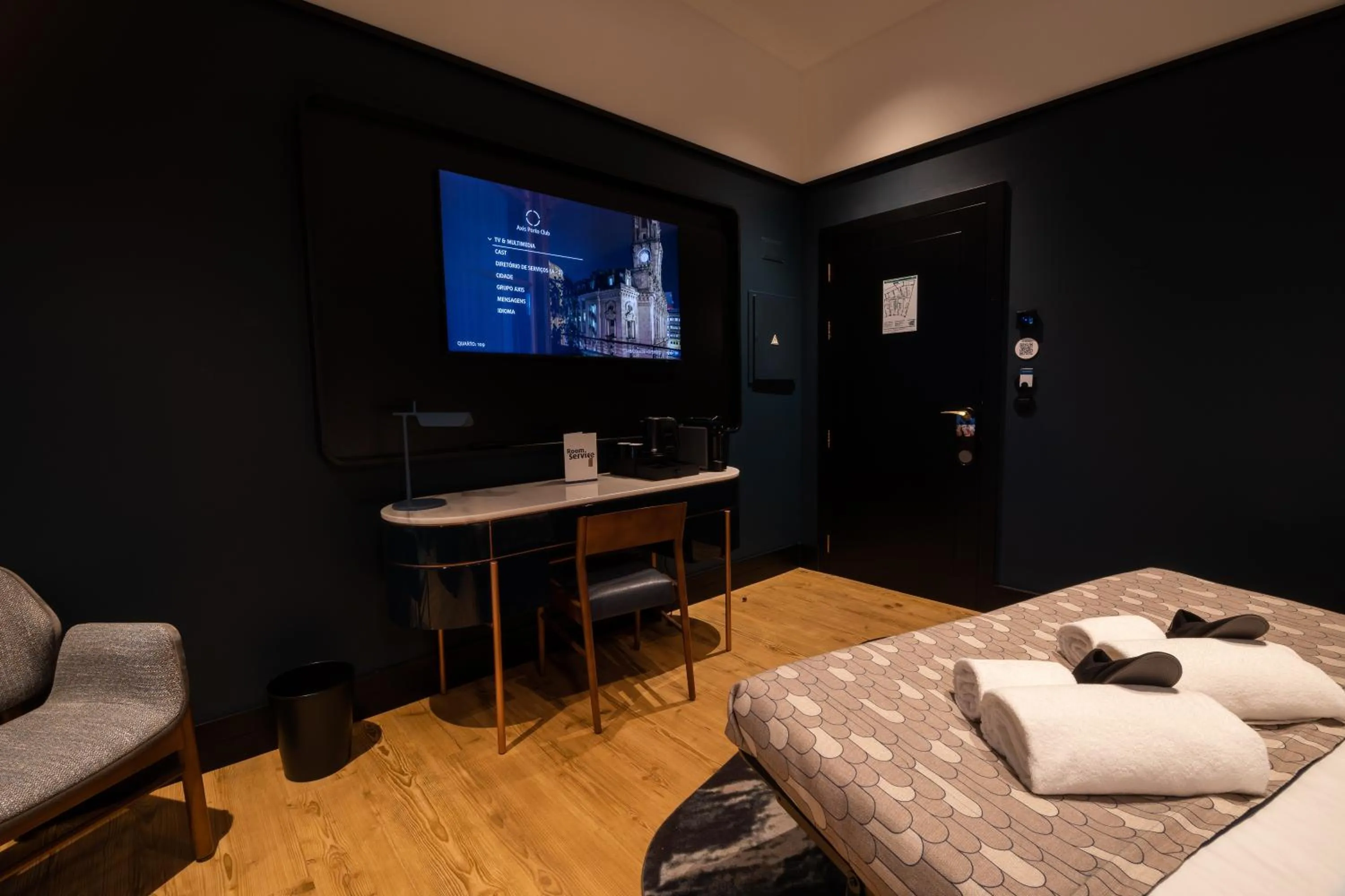 Communal lounge/ TV room in Axis Porto Club Aliados