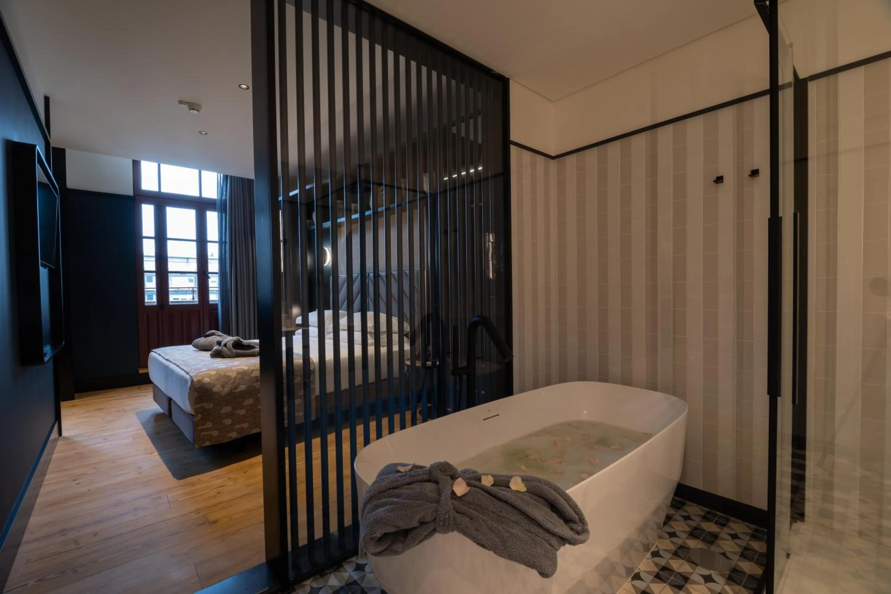 Bathroom, Bed in Axis Porto Club Aliados